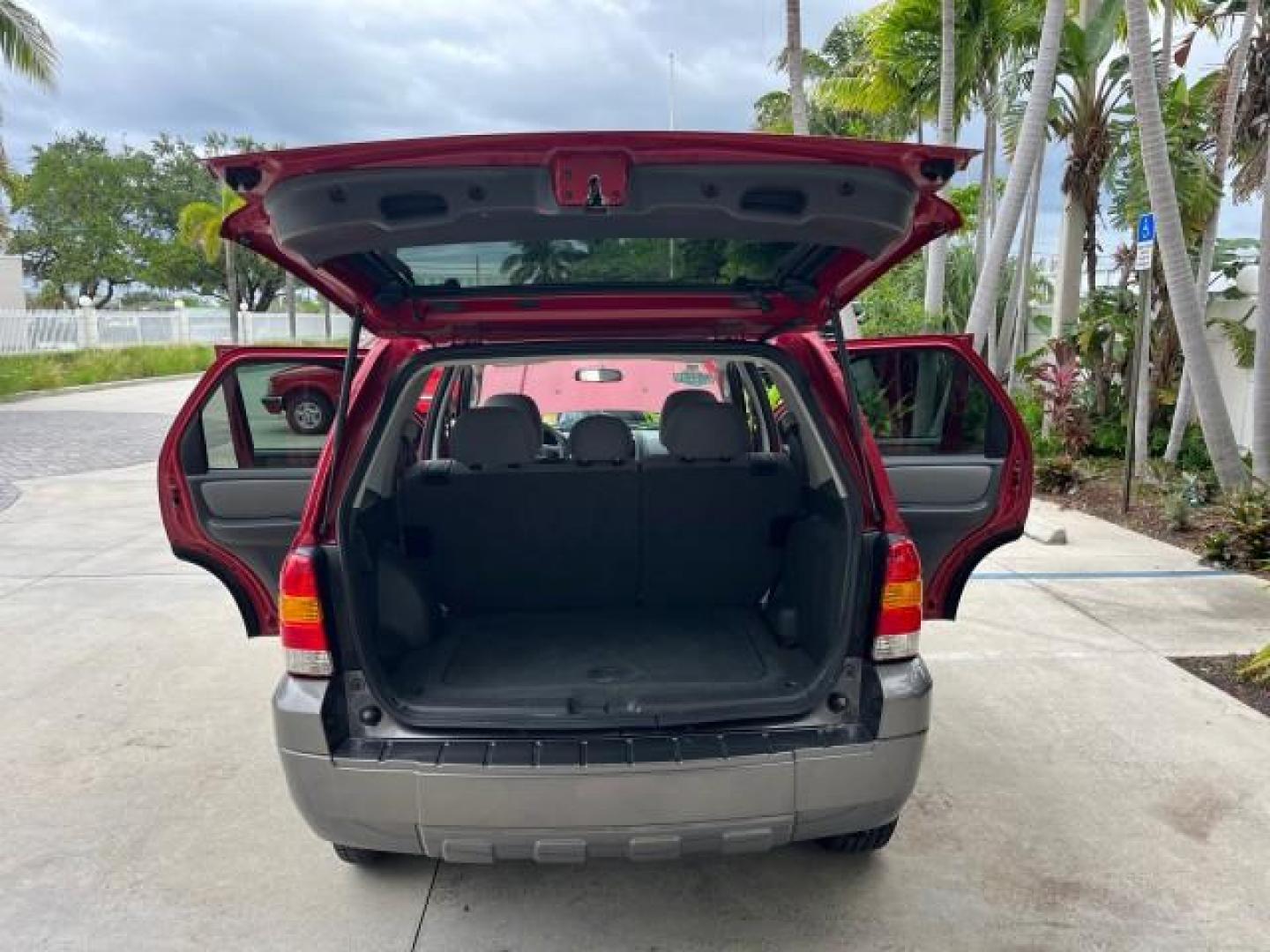 2006 Redfire Metallic /Medium/Dk Flint Ford Escape 1 FL 4wd XLT LOW MILES 35,769 (1FMYU93106K) with an 3.0L DOHC SEFI 24-Valve V6 Duratec Engine engine, Automatic transmission, located at 4701 North Dixie Hwy, Pompano Beach, FL, 33064, (954) 422-2889, 26.240938, -80.123474 - OUR WEBPAGE FLORIDACARS1.COM HAS OVER 100 PHOTOS AND FREE CARFAX LINK 2006 FORD ESCAPE XLT ROAD READY 3.0L V6 VIN: 1FMYU93106KC44045 NO RECALLS 4X4 4 DOOR WAGON/SPORT UTILITY 1 OWNER FLORIDA 3.0L V6 F DOHC ON DEMAND 4WD GASOLINE LOW MILES 35,769 FRONT WHEEL DRIVE W/ 4X4 POWER SEATS/SUNROOF AWD Anti- - Photo#15