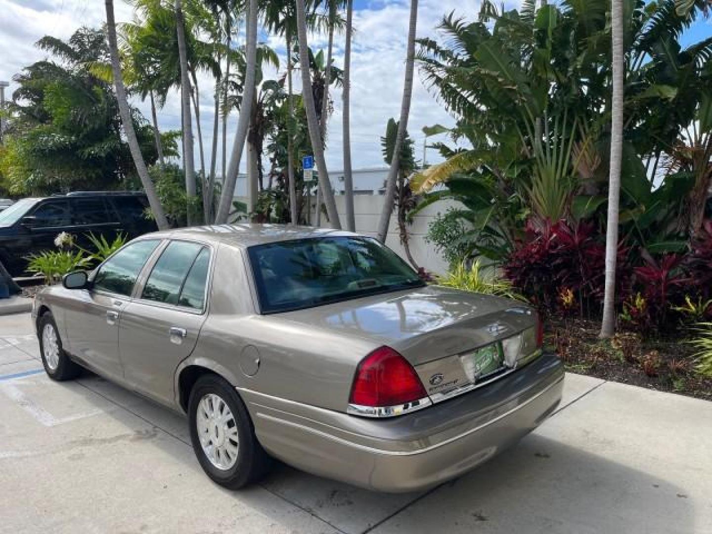 2005 Arizona Beige Metallic /Light Flint Ford Crown Victoria LX LOW MILES 47,163 (2FAFP74W95X) with an 4.6L SEFI OHC V8 Engine engine, Automatic transmission, located at 4701 North Dixie Hwy, Pompano Beach, FL, 33064, (954) 422-2889, 26.240938, -80.123474 - 2005 FORD CROWN VICTORIA LX ROAD READY 4.6L V8 VIN: 2FAFP74W95X107334 NO ACCIDENTS SEDAN 4 DR NO RECALLS 4.6L V8 F LOW MILES 47,163 GASOLINE POWER LEATHER SEATS REAR WHEEL DRIVE 6 SERVICE RECORDS Alloy Wheels Anti-Theft System Automatic Climate Control Cruise Control Power Seats RWD Rear Privacy Gla - Photo#5