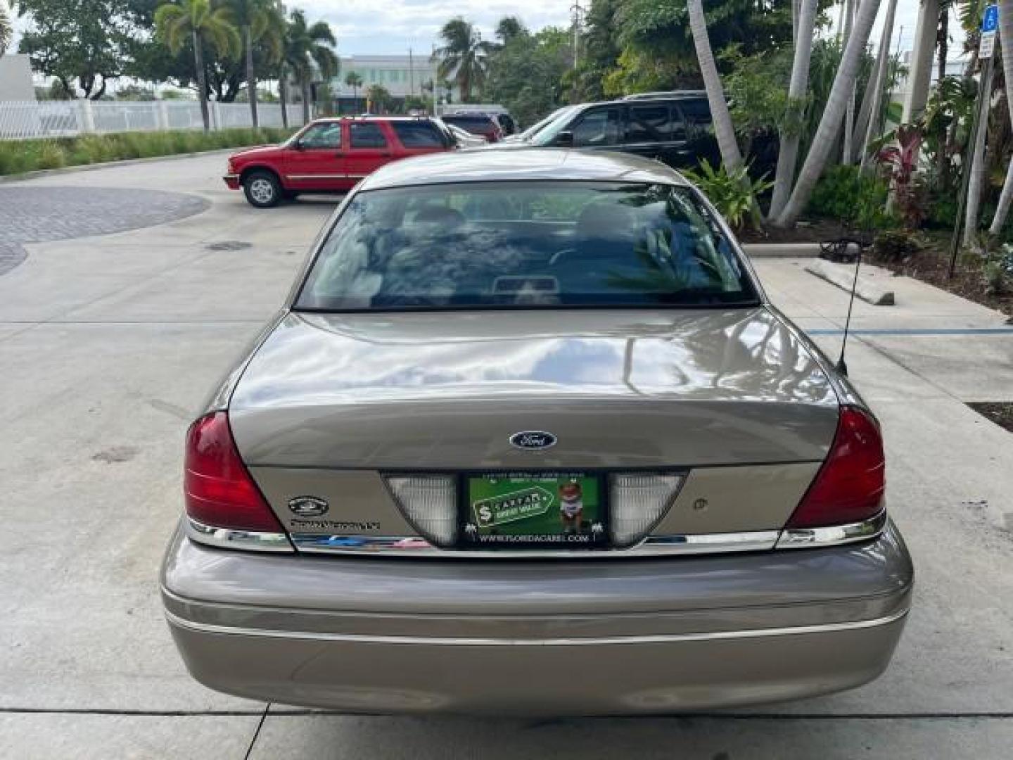 2005 Arizona Beige Metallic /Light Flint Ford Crown Victoria LX LOW MILES 47,163 (2FAFP74W95X) with an 4.6L SEFI OHC V8 Engine engine, Automatic transmission, located at 4701 North Dixie Hwy, Pompano Beach, FL, 33064, (954) 422-2889, 26.240938, -80.123474 - 2005 FORD CROWN VICTORIA LX ROAD READY 4.6L V8 VIN: 2FAFP74W95X107334 NO ACCIDENTS SEDAN 4 DR NO RECALLS 4.6L V8 F LOW MILES 47,163 GASOLINE POWER LEATHER SEATS REAR WHEEL DRIVE 6 SERVICE RECORDS Alloy Wheels Anti-Theft System Automatic Climate Control Cruise Control Power Seats RWD Rear Privacy Gla - Photo#87