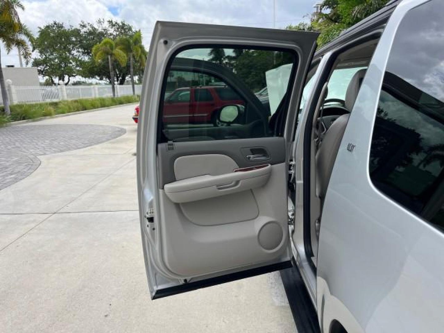 2011 Sheer Silver Metallic /Light Titanium/Dark Titanium Chevrolet Suburban 1 FL LT LOW MILES 71,788 (1GNSCJE00BR) with an 5.3L Vortec 1000 V8 SFI Flex-Fuel Engine engine, Automatic transmission, located at 4701 North Dixie Hwy, Pompano Beach, FL, 33064, (954) 422-2889, 26.240938, -80.123474 - OUR WEBPAGE FLORIDACARS1.COM HAS OVER 100 PHOTOS AND FREE CARFAX LINK 2011 CHEVROLET SUBURBAN LT ROAD READY 5.3L V8 VIN: 1GNSCJE00BR283133 NO RECALLS 4 DOOR WAGON/SPORT UTILITY LOW MILES 71,788 5.3L V8 F OHV 16V 19 SERVICE RECORDS FLEX FUEL PARK SENSORS 1 OWNER FLORIDA REAR WHEEL DRIVE NEW $48,455 3 - Photo#13