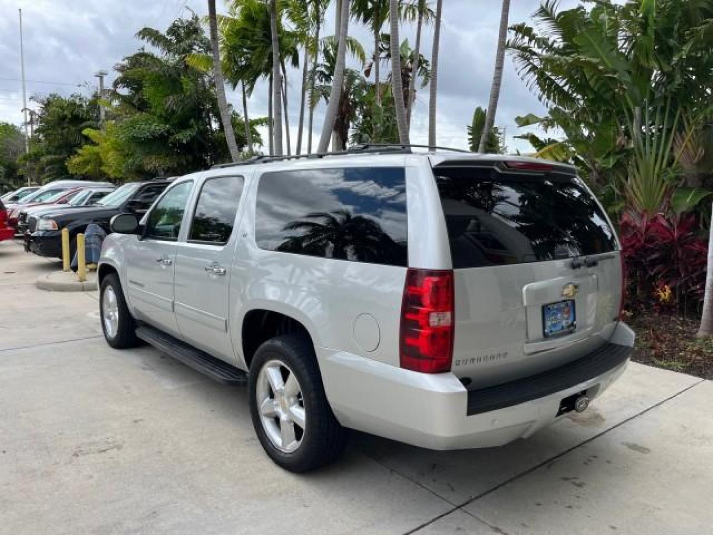 2011 Sheer Silver Metallic /Light Titanium/Dark Titanium Chevrolet Suburban 1 FL LT LOW MILES 71,788 (1GNSCJE00BR) with an 5.3L Vortec 1000 V8 SFI Flex-Fuel Engine engine, Automatic transmission, located at 4701 North Dixie Hwy, Pompano Beach, FL, 33064, (954) 422-2889, 26.240938, -80.123474 - OUR WEBPAGE FLORIDACARS1.COM HAS OVER 100 PHOTOS AND FREE CARFAX LINK 2011 CHEVROLET SUBURBAN LT ROAD READY 5.3L V8 VIN: 1GNSCJE00BR283133 NO RECALLS 4 DOOR WAGON/SPORT UTILITY LOW MILES 71,788 5.3L V8 F OHV 16V 19 SERVICE RECORDS FLEX FUEL PARK SENSORS 1 OWNER FLORIDA REAR WHEEL DRIVE NEW $48,455 3 - Photo#5