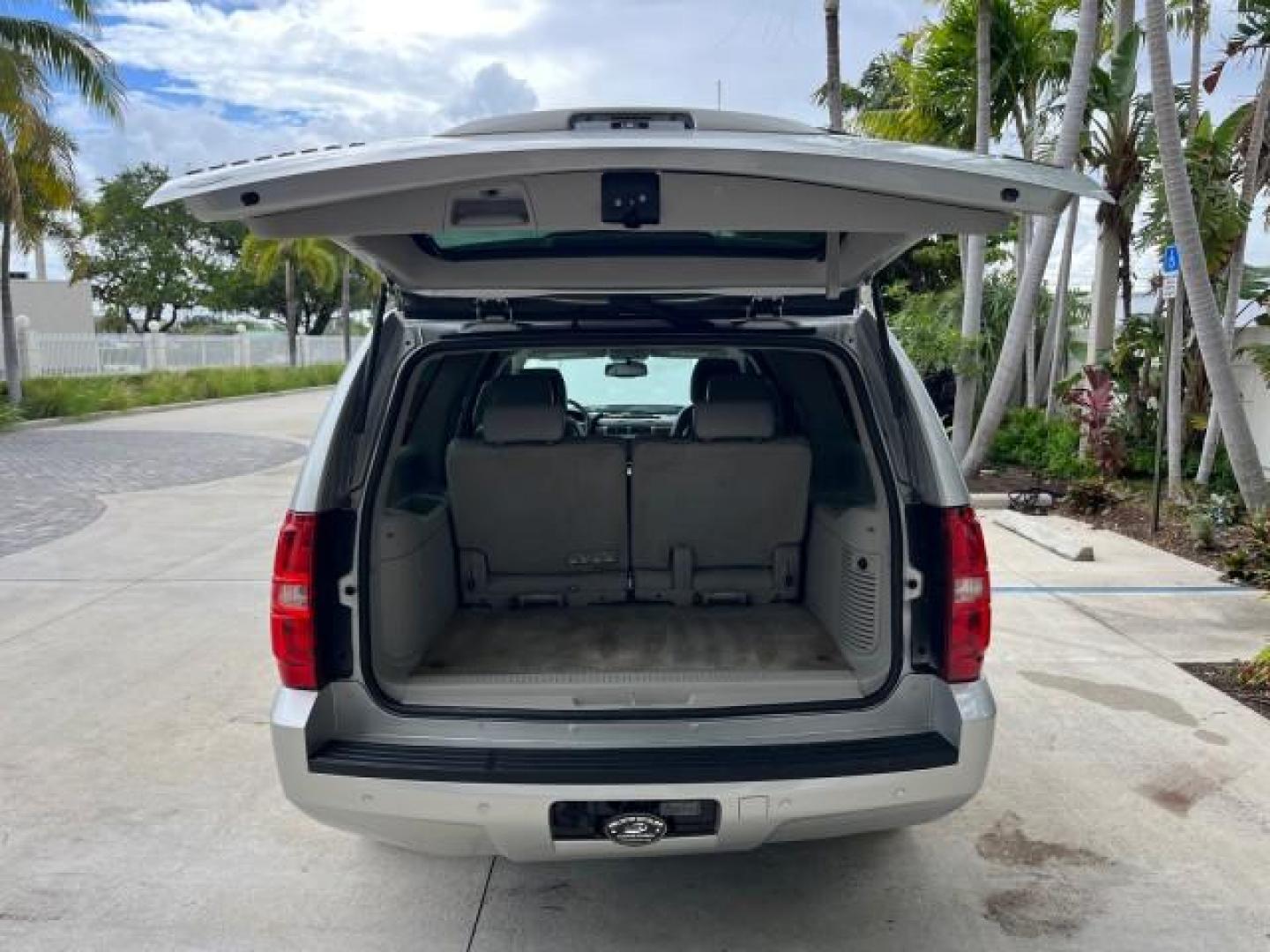 2011 Sheer Silver Metallic /Light Titanium/Dark Titanium Chevrolet Suburban 1 FL LT LOW MILES 71,788 (1GNSCJE00BR) with an 5.3L Vortec 1000 V8 SFI Flex-Fuel Engine engine, Automatic transmission, located at 4701 North Dixie Hwy, Pompano Beach, FL, 33064, (954) 422-2889, 26.240938, -80.123474 - OUR WEBPAGE FLORIDACARS1.COM HAS OVER 100 PHOTOS AND FREE CARFAX LINK 2011 CHEVROLET SUBURBAN LT ROAD READY 5.3L V8 VIN: 1GNSCJE00BR283133 NO RECALLS 4 DOOR WAGON/SPORT UTILITY LOW MILES 71,788 5.3L V8 F OHV 16V 19 SERVICE RECORDS FLEX FUEL PARK SENSORS 1 OWNER FLORIDA REAR WHEEL DRIVE NEW $48,455 3 - Photo#73