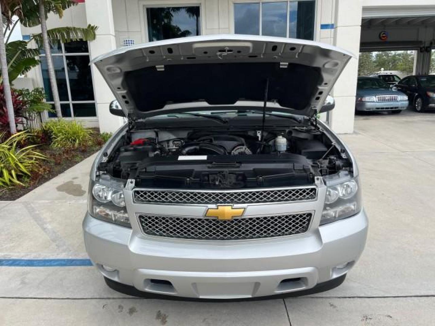 2011 Sheer Silver Metallic /Light Titanium/Dark Titanium Chevrolet Suburban 1 FL LT LOW MILES 71,788 (1GNSCJE00BR) with an 5.3L Vortec 1000 V8 SFI Flex-Fuel Engine engine, Automatic transmission, located at 4701 North Dixie Hwy, Pompano Beach, FL, 33064, (954) 422-2889, 26.240938, -80.123474 - OUR WEBPAGE FLORIDACARS1.COM HAS OVER 100 PHOTOS AND FREE CARFAX LINK 2011 CHEVROLET SUBURBAN LT ROAD READY 5.3L V8 VIN: 1GNSCJE00BR283133 NO RECALLS 4 DOOR WAGON/SPORT UTILITY LOW MILES 71,788 5.3L V8 F OHV 16V 19 SERVICE RECORDS FLEX FUEL PARK SENSORS 1 OWNER FLORIDA REAR WHEEL DRIVE NEW $48,455 3 - Photo#78