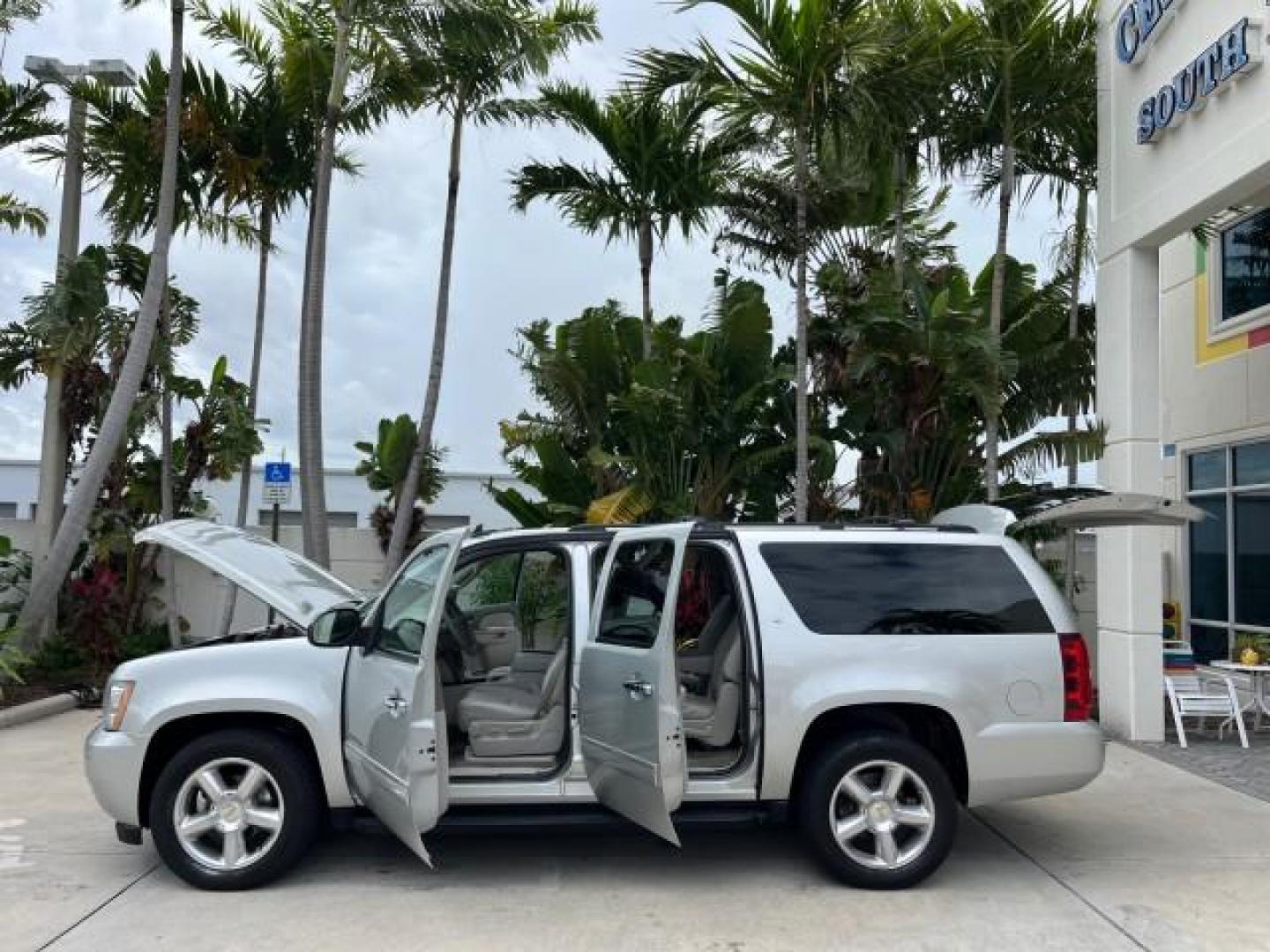 2011 Sheer Silver Metallic /Light Titanium/Dark Titanium Chevrolet Suburban 1 FL LT LOW MILES 71,788 (1GNSCJE00BR) with an 5.3L Vortec 1000 V8 SFI Flex-Fuel Engine engine, Automatic transmission, located at 4701 North Dixie Hwy, Pompano Beach, FL, 33064, (954) 422-2889, 26.240938, -80.123474 - OUR WEBPAGE FLORIDACARS1.COM HAS OVER 100 PHOTOS AND FREE CARFAX LINK 2011 CHEVROLET SUBURBAN LT ROAD READY 5.3L V8 VIN: 1GNSCJE00BR283133 NO RECALLS 4 DOOR WAGON/SPORT UTILITY LOW MILES 71,788 5.3L V8 F OHV 16V 19 SERVICE RECORDS FLEX FUEL PARK SENSORS 1 OWNER FLORIDA REAR WHEEL DRIVE NEW $48,455 3 - Photo#8