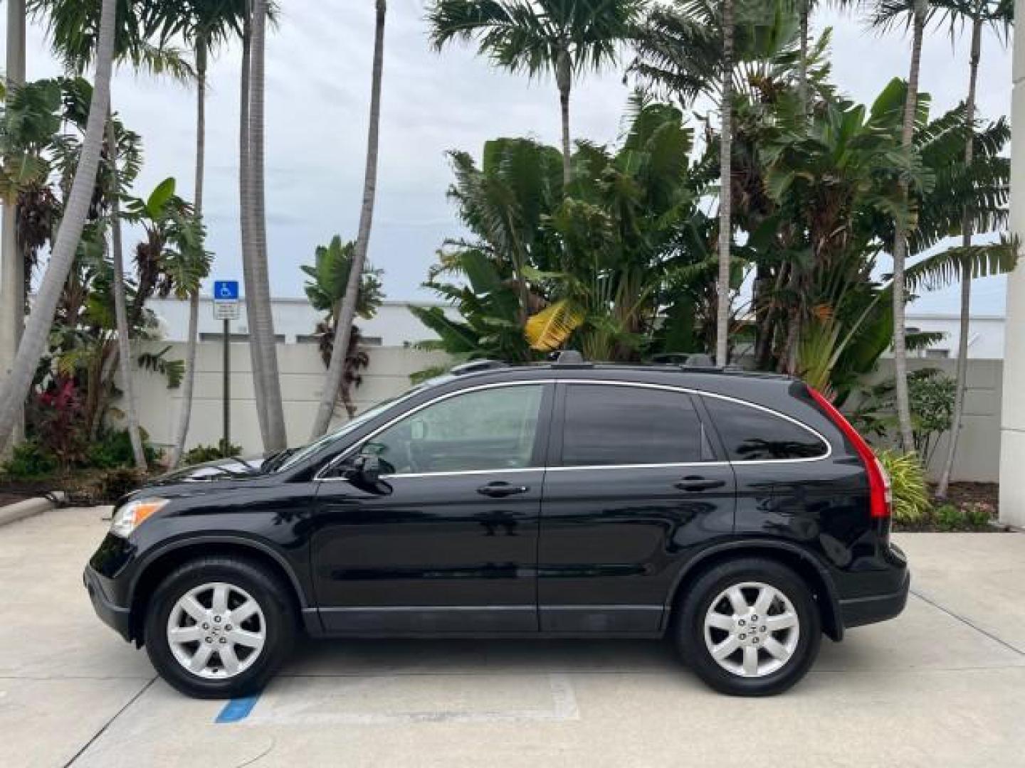 2007 Nighthawk Black Pearl /Gray Honda CR-V 1 FL EX-L LOW MILES 70,074 (JHLRE48757C) with an 2.4L DOHC MPFI 16-Valve i-VTEC I4 Engine engine, Automatic transmission, located at 4701 North Dixie Hwy, Pompano Beach, FL, 33064, (954) 422-2889, 26.240938, -80.123474 - OUR WEBPAGE FLORIDACARS1.COM HAS OVER 100 PHOTOS AND FREE CARFAX LINK 2007 HONDA CR-V EX-L ROAD READY 2.4L I4 VIN: JHLRE48757C009063 NO ACCIDENTS 4 DOOR WAGON/SPORT UTILITY 1 OWNER FLORIDA 2.4L I4 F DOHC 16V LEATHER SEATS GASOLINE 28 MPG POWER SUNROOF ALL WHEEL DRIVE ON DEMAND AWD LOW MILES 70,074 A - Photo#4