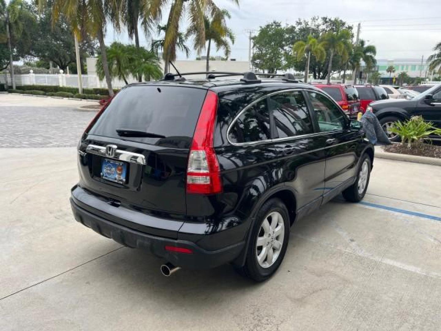 2007 Nighthawk Black Pearl /Gray Honda CR-V 1 FL EX-L LOW MILES 70,074 (JHLRE48757C) with an 2.4L DOHC MPFI 16-Valve i-VTEC I4 Engine engine, Automatic transmission, located at 4701 North Dixie Hwy, Pompano Beach, FL, 33064, (954) 422-2889, 26.240938, -80.123474 - OUR WEBPAGE FLORIDACARS1.COM HAS OVER 100 PHOTOS AND FREE CARFAX LINK 2007 HONDA CR-V EX-L ROAD READY 2.4L I4 VIN: JHLRE48757C009063 NO ACCIDENTS 4 DOOR WAGON/SPORT UTILITY 1 OWNER FLORIDA 2.4L I4 F DOHC 16V LEATHER SEATS GASOLINE 28 MPG POWER SUNROOF ALL WHEEL DRIVE ON DEMAND AWD LOW MILES 70,074 A - Photo#7