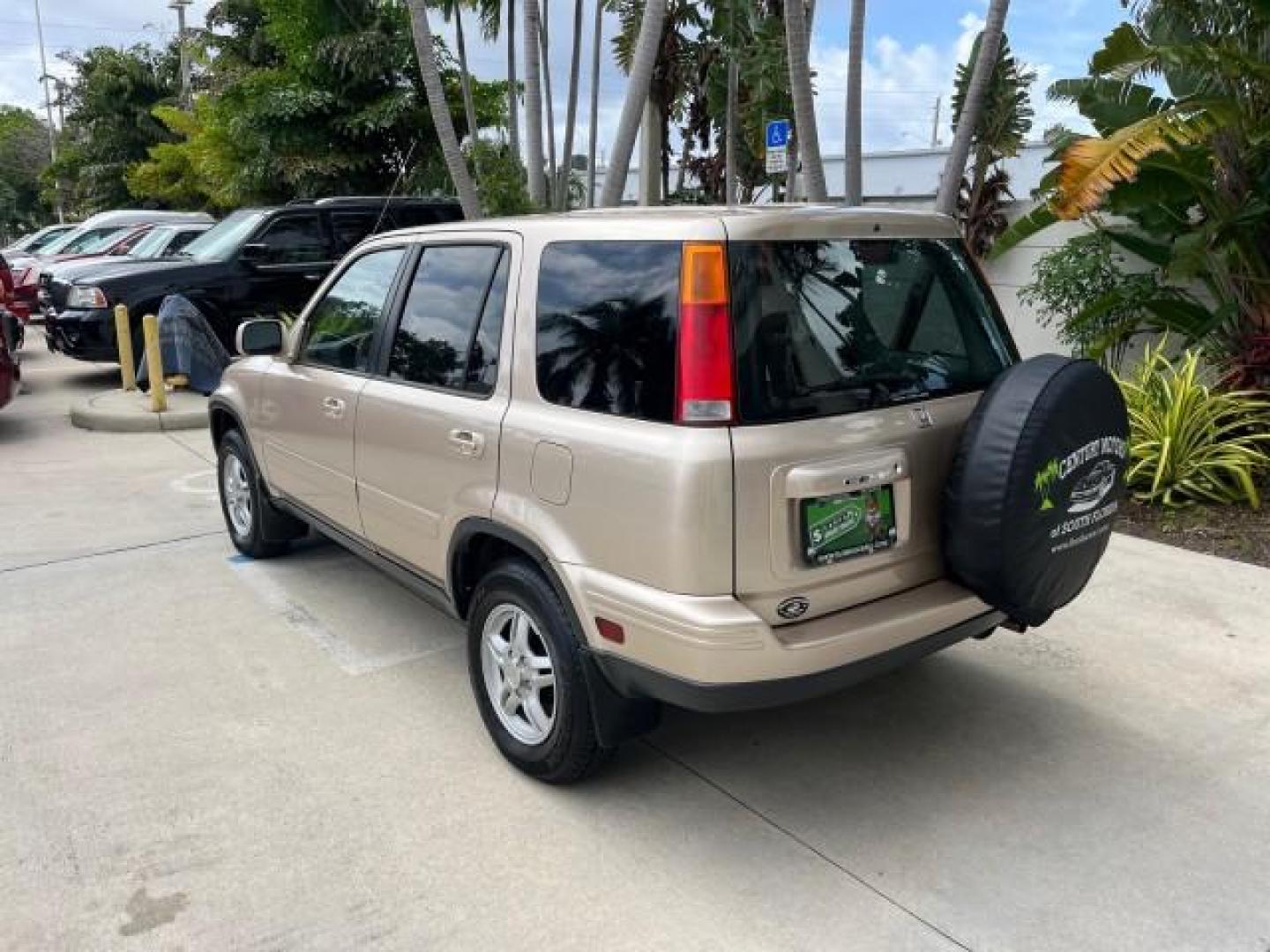 2001 Naples Gold Metallic /Gray Honda CR-V 4X4 SE LOW MILES 83,521 (JHLRD18741S) with an 2.0L DOHC MPFI 16-Valve I4 Engine engine, Automatic transmission, located at 4701 North Dixie Hwy, Pompano Beach, FL, 33064, (954) 422-2889, 26.240938, -80.123474 - OUR WEBPAGE FLORIDACARS1.COM HAS OVER 100 PHOTOS AND FREE CARFAX LINK 2001 HONDA CR-V SE ROAD READY 2.0L I4 VIN: JHLRD18741S003785 LOW MILES 83,521 4 DOOR WAGON/SPORT UTILITY ALL WHEEL DRIVE 4X4 2.0L I4 F SOHC 16V LEATHER SEATS GASOLINE 12 SERVICE RECORDS FRONT WHEEL DRIVE W/ 4X4 POWER MIRRORS AWD A - Photo#5