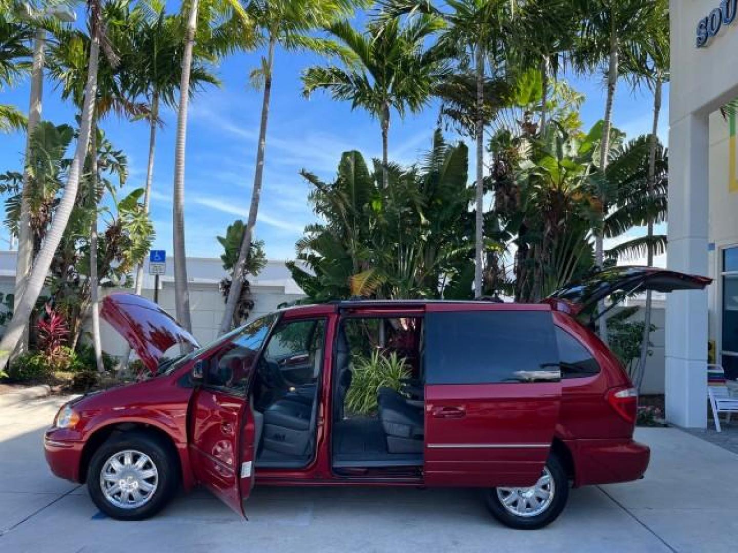 2006 Inferno Red Crystal Pearl /Med Slate Gray Chrysler Town and Country LWB Limited LOW MILES 55,034 (2A4GP64L16R) with an 3.8L OHV V6 Engine engine, Automatic transmission, located at 4701 North Dixie Hwy, Pompano Beach, FL, 33064, (954) 422-2889, 26.240938, -80.123474 - OUR WEBPAGE FLORIDACARS1.COM HAS OVER 100 PHOTOS AND FREE CARFAX LINK 2006 CHRYSLER TOWN AND COUNTRY LIMITED ROAD READY LIMITED 3.8L V6 VIN: 2A4GP64L16R771948 NO RECALLS LOW MILES 55,034 VAN 3 ROW POWER LEATHER SEATS 3.8L V6 F 24V DUAL AC POWER SLIDING DOORS GASOLINE PARKING SENSORS SUNROOF NAVIGATI - Photo#8