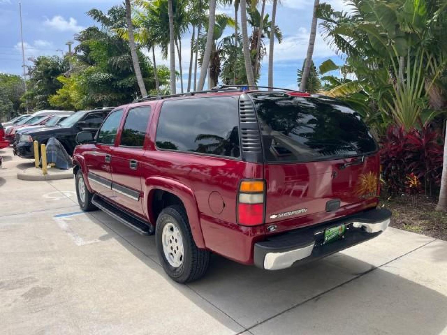 2005 Sport Red Metallic /Gray/Dark Charcoal Chevrolet Suburban LS 4X4 LOW MILES (3GNFK16Z55G) with an 5.3L Vortec 5300 V8 SFI Flex-Fuel Engine engine, Automatic transmission, located at 4701 North Dixie Hwy, Pompano Beach, FL, 33064, (954) 422-2889, 26.240938, -80.123474 - OUR WEBPAGE FLORIDACARS1.COM HAS OVER 100 PHOTOS AND FREE CARFAX LINK 2005 CHEVROLET SUBURBAN 1500 LS NEW $ 42,160 ROAD READY VIN: 3GNFK16Z55G214878 NO ACCIDENTS 5.3L V8 4 DOOR WAGON/SPORT UTILITY NO RECALLS 4X4 5.3L V8 F 3 ROW SEATS FLEX FUEL DUAL AC POWER SEATS/MIRRORS REAR WHEEL DRIVE W/ 4X4 LOW - Photo#5