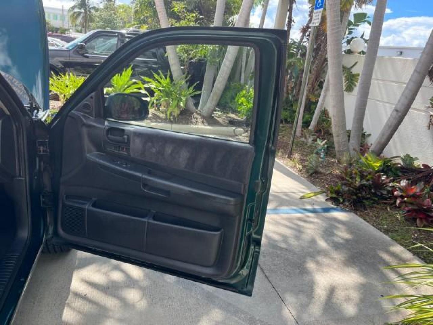 2001 Forest Green Pearl /Dark Slate Gray Dodge Dakota 1 FL SLT LOW MILES 85,601 (1B7GL22X51S) with an 3.9L SMPI V6 Magnum Engine engine, Automatic transmission, located at 4701 North Dixie Hwy, Pompano Beach, FL, 33064, (954) 422-2889, 26.240938, -80.123474 - OUR WEBPAGE FLORIDACARS1.COM HAS OVER 100 PHOTOS AND FREE CARFAX LINK 2001 DODGE DAKOTA AC FIBERGLASS TONNEAU COVER EASILY REMOVES IF NEEDED ROAD READY 3.9L V6 VIN: 1B7GL22X51S342576 NO ACCIDENTS CLUB CAB PICKUP 1 OWNER FLORIDA 3.9L V6 F OHV LOW MILES 85,601 GASOLINE 6,5 FT BED LENGTH REAR WHEEL DRI - Photo#11