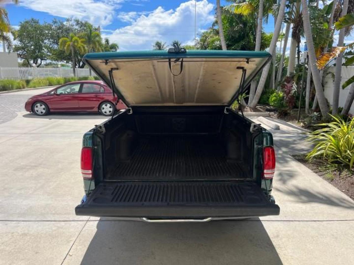 2001 Forest Green Pearl /Dark Slate Gray Dodge Dakota 1 FL SLT LOW MILES 85,601 (1B7GL22X51S) with an 3.9L SMPI V6 Magnum Engine engine, Automatic transmission, located at 4701 North Dixie Hwy, Pompano Beach, FL, 33064, (954) 422-2889, 26.240938, -80.123474 - OUR WEBPAGE FLORIDACARS1.COM HAS OVER 100 PHOTOS AND FREE CARFAX LINK 2001 DODGE DAKOTA AC FIBERGLASS TONNEAU COVER EASILY REMOVES IF NEEDED ROAD READY 3.9L V6 VIN: 1B7GL22X51S342576 NO ACCIDENTS CLUB CAB PICKUP 1 OWNER FLORIDA 3.9L V6 F OHV LOW MILES 85,601 GASOLINE 6,5 FT BED LENGTH REAR WHEEL DRI - Photo#52