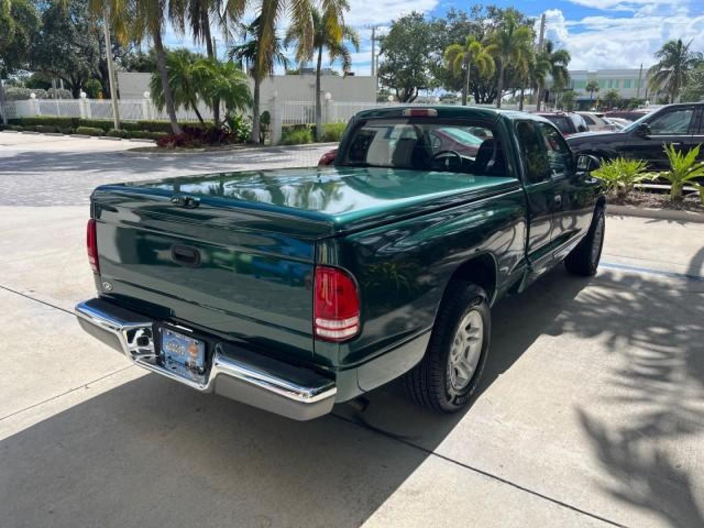 2001 Forest Green Pearl /Dark Slate Gray Dodge Dakota 1 FL SLT LOW MILES 85,601 (1B7GL22X51S) with an 3.9L SMPI V6 Magnum Engine engine, Automatic transmission, located at 4701 North Dixie Hwy, Pompano Beach, FL, 33064, (954) 422-2889, 26.240938, -80.123474 - OUR WEBPAGE FLORIDACARS1.COM HAS OVER 100 PHOTOS AND FREE CARFAX LINK 2001 DODGE DAKOTA AC FIBERGLASS TONNEAU COVER EASILY REMOVES IF NEEDED ROAD READY 3.9L V6 VIN: 1B7GL22X51S342576 NO ACCIDENTS CLUB CAB PICKUP 1 OWNER FLORIDA 3.9L V6 F OHV LOW MILES 85,601 GASOLINE 6,5 FT BED LENGTH REAR WHEEL DRI - Photo#7