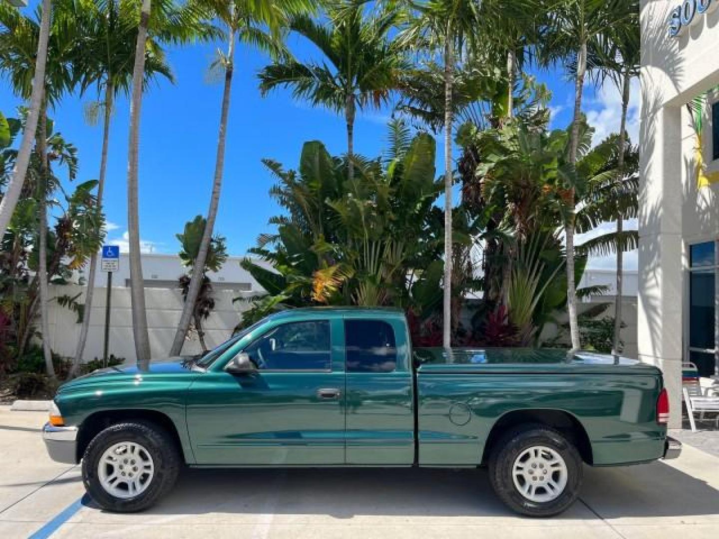 2001 Forest Green Pearl /Dark Slate Gray Dodge Dakota 1 FL SLT LOW MILES 85,601 (1B7GL22X51S) with an 3.9L SMPI V6 Magnum Engine engine, Automatic transmission, located at 4701 North Dixie Hwy, Pompano Beach, FL, 33064, (954) 422-2889, 26.240938, -80.123474 - OUR WEBPAGE FLORIDACARS1.COM HAS OVER 100 PHOTOS AND FREE CARFAX LINK 2001 DODGE DAKOTA AC FIBERGLASS TONNEAU COVER EASILY REMOVES IF NEEDED ROAD READY 3.9L V6 VIN: 1B7GL22X51S342576 NO ACCIDENTS CLUB CAB PICKUP 1 OWNER FLORIDA 3.9L V6 F OHV LOW MILES 85,601 GASOLINE 6,5 FT BED LENGTH REAR WHEEL DRI - Photo#90