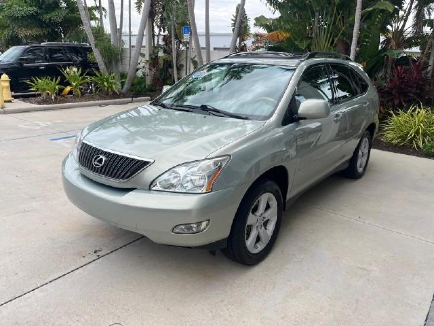 2007 Millennium Silver Metallic /Light Gray Lexus RX 350 1 FL LOW MILES 61,148 (2T2GK31U17C) with an 3.5L DOHC SMPI 24-Valve V6 Engine engine, Automatic transmission, located at 4701 North Dixie Hwy, Pompano Beach, FL, 33064, (954) 422-2889, 26.240938, -80.123474 - OUR WEBPAGE FLORIDACARS1.COM HAS OVER 100 PHOTOS AND FREE CARFAX LINK 2007 LEXUS RX 350 ROAD READY 3.5L V6 VIN: 2T2GK31U17C006249 NO RECALLS 4 DOOR WAGON/SPORT UTILITY POWER LEATHER SEATS 3.5L V6 F DOHC 24V POWER SUNROOF GASOLINE 1 OWNER FLORIDA FRONT WHEEL DRIVE POWER LIFTGATE/MIRRORS LOW MILES 61, - Photo#3