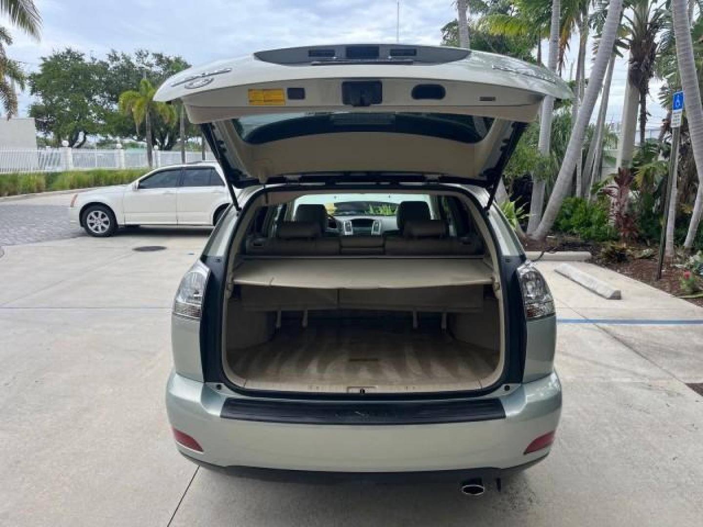 2007 Millennium Silver Metallic /Light Gray Lexus RX 350 1 FL LOW MILES 61,148 (2T2GK31U17C) with an 3.5L DOHC SMPI 24-Valve V6 Engine engine, Automatic transmission, located at 4701 North Dixie Hwy, Pompano Beach, FL, 33064, (954) 422-2889, 26.240938, -80.123474 - OUR WEBPAGE FLORIDACARS1.COM HAS OVER 100 PHOTOS AND FREE CARFAX LINK 2007 LEXUS RX 350 ROAD READY 3.5L V6 VIN: 2T2GK31U17C006249 NO RECALLS 4 DOOR WAGON/SPORT UTILITY POWER LEATHER SEATS 3.5L V6 F DOHC 24V POWER SUNROOF GASOLINE 1 OWNER FLORIDA FRONT WHEEL DRIVE POWER LIFTGATE/MIRRORS LOW MILES 61, - Photo#67