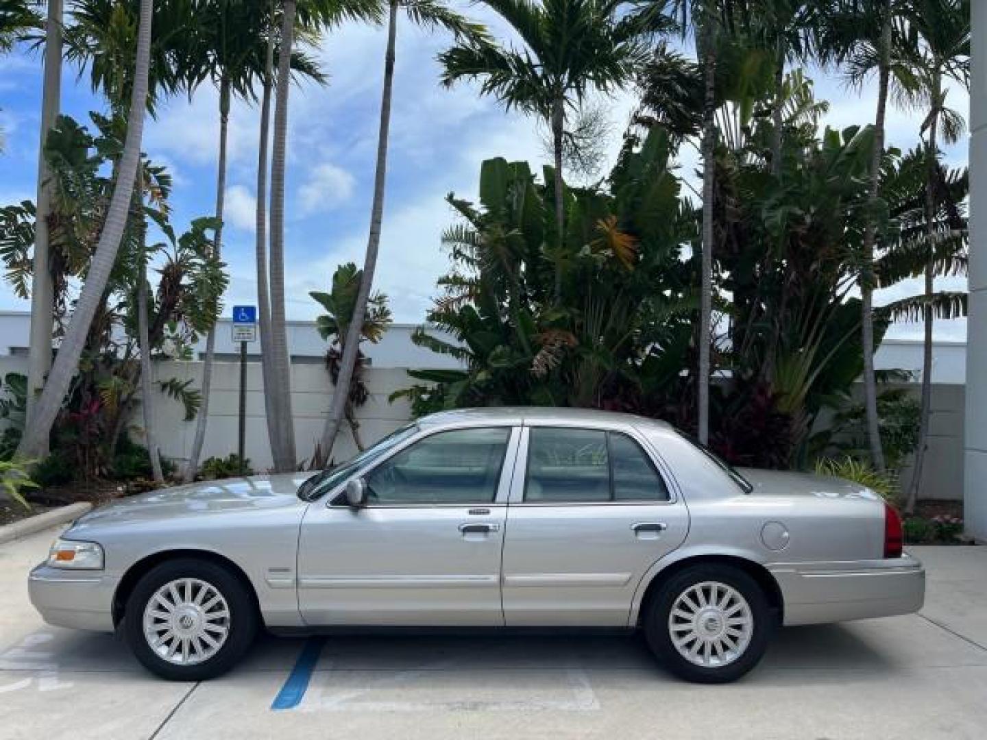 2009 Smokestone Metallic /Medium light stone Mercury Grand Marquis ULTIMATE LS LOW MILES 67,706 (2MEHM75V59X) with an 4.6L OHC SEFI FFV V8 Engine engine, Automatic transmission, located at 4701 North Dixie Hwy, Pompano Beach, FL, 33064, (954) 422-2889, 26.240938, -80.123474 - OUR WEBPAGE FLORIDACARS1.COM HAS OVER 100 PHOTOS AND FREE CARFAX LINK 2009 MERCURY GRAND MARQUIS LS ROAD READY 4.6L V8 VIN: 2MEHM75V59X610557 NO ACCIDENTS SEDAN 4 DR NO RECALLS 4.6L V8 F SOHC 16V LOW MILES 67,706 FLEX FUEL 12 SERVICE RECORDS REAR WHEEL DRIVE POWER LEATHER SEATS Adaptive Headlights A - Photo#4