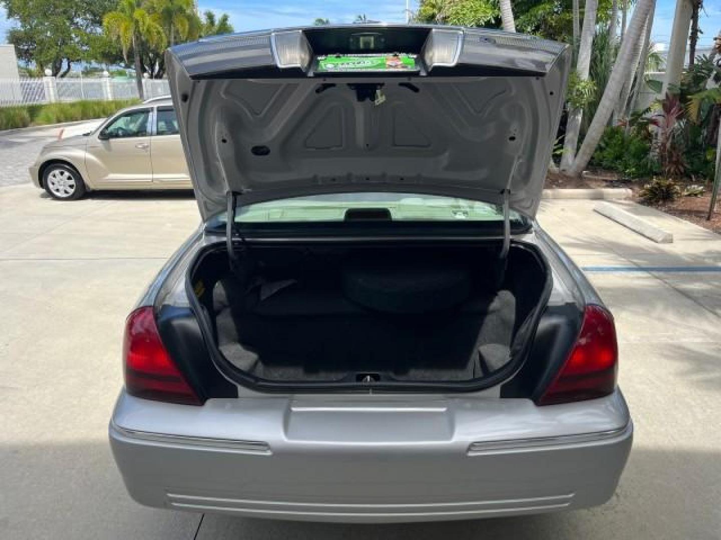 2009 Smokestone Metallic /Medium light stone Mercury Grand Marquis ULTIMATE LS LOW MILES 67,706 (2MEHM75V59X) with an 4.6L OHC SEFI FFV V8 Engine engine, Automatic transmission, located at 4701 North Dixie Hwy, Pompano Beach, FL, 33064, (954) 422-2889, 26.240938, -80.123474 - OUR WEBPAGE FLORIDACARS1.COM HAS OVER 100 PHOTOS AND FREE CARFAX LINK 2009 MERCURY GRAND MARQUIS LS ROAD READY 4.6L V8 VIN: 2MEHM75V59X610557 NO ACCIDENTS SEDAN 4 DR NO RECALLS 4.6L V8 F SOHC 16V LOW MILES 67,706 FLEX FUEL 12 SERVICE RECORDS REAR WHEEL DRIVE POWER LEATHER SEATS Adaptive Headlights A - Photo#57