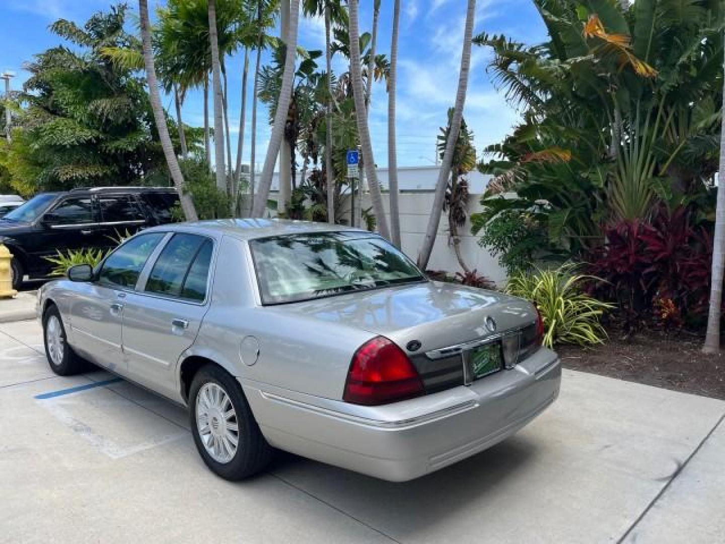 2009 Smokestone Metallic /Medium light stone Mercury Grand Marquis ULTIMATE LS LOW MILES 67,706 (2MEHM75V59X) with an 4.6L OHC SEFI FFV V8 Engine engine, Automatic transmission, located at 4701 North Dixie Hwy, Pompano Beach, FL, 33064, (954) 422-2889, 26.240938, -80.123474 - OUR WEBPAGE FLORIDACARS1.COM HAS OVER 100 PHOTOS AND FREE CARFAX LINK 2009 MERCURY GRAND MARQUIS LS ROAD READY 4.6L V8 VIN: 2MEHM75V59X610557 NO ACCIDENTS SEDAN 4 DR NO RECALLS 4.6L V8 F SOHC 16V LOW MILES 67,706 FLEX FUEL 12 SERVICE RECORDS REAR WHEEL DRIVE POWER LEATHER SEATS Adaptive Headlights A - Photo#5