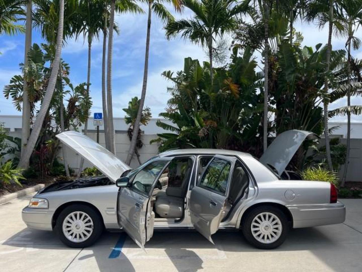 2009 Smokestone Metallic /Medium light stone Mercury Grand Marquis ULTIMATE LS LOW MILES 67,706 (2MEHM75V59X) with an 4.6L OHC SEFI FFV V8 Engine engine, Automatic transmission, located at 4701 North Dixie Hwy, Pompano Beach, FL, 33064, (954) 422-2889, 26.240938, -80.123474 - OUR WEBPAGE FLORIDACARS1.COM HAS OVER 100 PHOTOS AND FREE CARFAX LINK 2009 MERCURY GRAND MARQUIS LS ROAD READY 4.6L V8 VIN: 2MEHM75V59X610557 NO ACCIDENTS SEDAN 4 DR NO RECALLS 4.6L V8 F SOHC 16V LOW MILES 67,706 FLEX FUEL 12 SERVICE RECORDS REAR WHEEL DRIVE POWER LEATHER SEATS Adaptive Headlights A - Photo#8