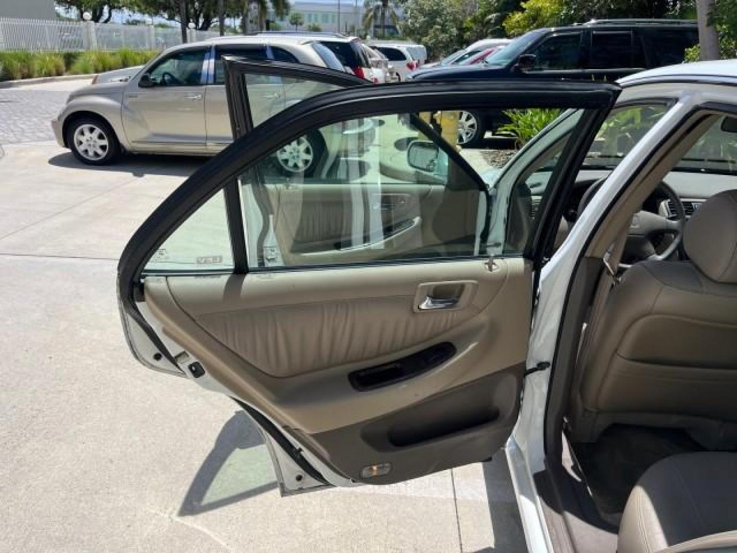 2000 Taffeta White /Quartz Honda Accord Sdn EX w/Leather LOW MILES 56,836 (1HGCG1650YA) with an 3.0L VTEC LEV-Certified V6 Engine engine, Automatic transmission, located at 4701 North Dixie Hwy, Pompano Beach, FL, 33064, (954) 422-2889, 26.240938, -80.123474 - OUR WEBPAGE FLORIDACARS1.COM HAS OVER 100 PHOTOS AND FREE CARFAX LINK 2000 HONDA ACCORD EX V6 ROAD READY 3.0L V6 VIN: 1HGCG1650YA037493 FLORIDA OWNER 28 MPG SEDAN 4 DR POWER LEATHER SEATS 3.0L V6 F SOHC 24V POWER SUNROOF/MIRRORS GASOLINE LOW MILES 56,836 FRONT WHEEL DRIVE 22 SERVICE RECORDS Alloy Wh - Photo#13