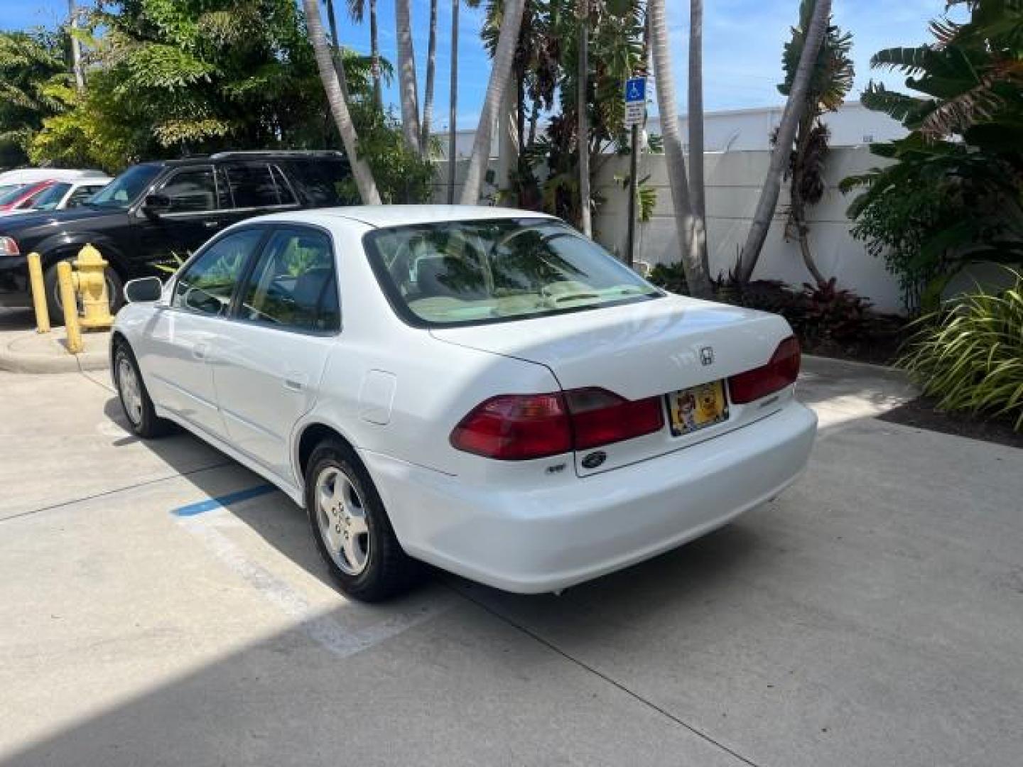 2000 Taffeta White /Quartz Honda Accord Sdn EX w/Leather LOW MILES 56,836 (1HGCG1650YA) with an 3.0L VTEC LEV-Certified V6 Engine engine, Automatic transmission, located at 4701 North Dixie Hwy, Pompano Beach, FL, 33064, (954) 422-2889, 26.240938, -80.123474 - OUR WEBPAGE FLORIDACARS1.COM HAS OVER 100 PHOTOS AND FREE CARFAX LINK 2000 HONDA ACCORD EX V6 ROAD READY 3.0L V6 VIN: 1HGCG1650YA037493 FLORIDA OWNER 28 MPG SEDAN 4 DR POWER LEATHER SEATS 3.0L V6 F SOHC 24V POWER SUNROOF/MIRRORS GASOLINE LOW MILES 56,836 FRONT WHEEL DRIVE 22 SERVICE RECORDS Alloy Wh - Photo#91