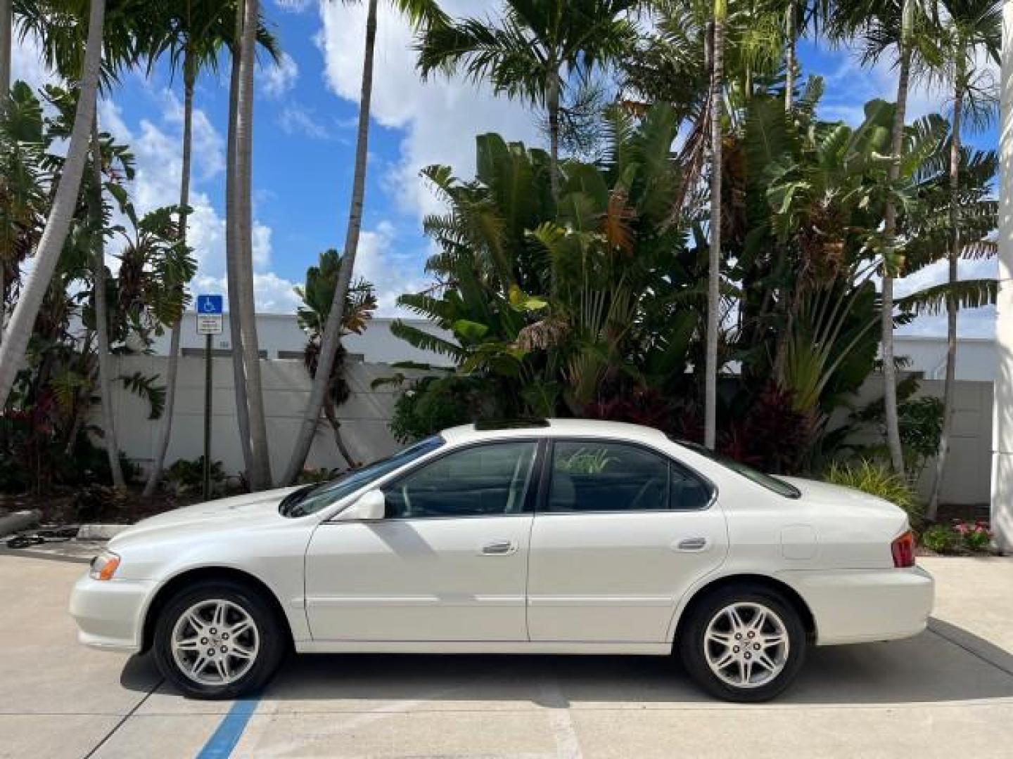 2000 White Diamond Pearl /Ebony Acura TL 1 FL SEDAN LOW MILES 27,481 (19UUA5667YA) with an 3.2L SOHC PGM-FI 24-Valve V6 Engine engine, Automatic transmission, located at 4701 North Dixie Hwy, Pompano Beach, FL, 33064, (954) 422-2889, 26.240938, -80.123474 - OUR WEBPAGE FLORIDACARS1.COM HAS OVER 100 PHOTOS AND FREE CARFAX LINK 10 SERVICE RECORDS 2000 ACURA TL 3.2 ROAD READY 3.2L V6 VIN: 19UUA5667YA031650 NO ACCIDENTS NO RECALLS SEDAN 4 DR 1 OWNER FLORIDA 3.2L V6 F SOHC 24V LOW MILES 27,481 29 MPG GASOLINE POWER LEATHER SEATS FRONT WHEEL DRIVE POWER SUNR - Photo#4