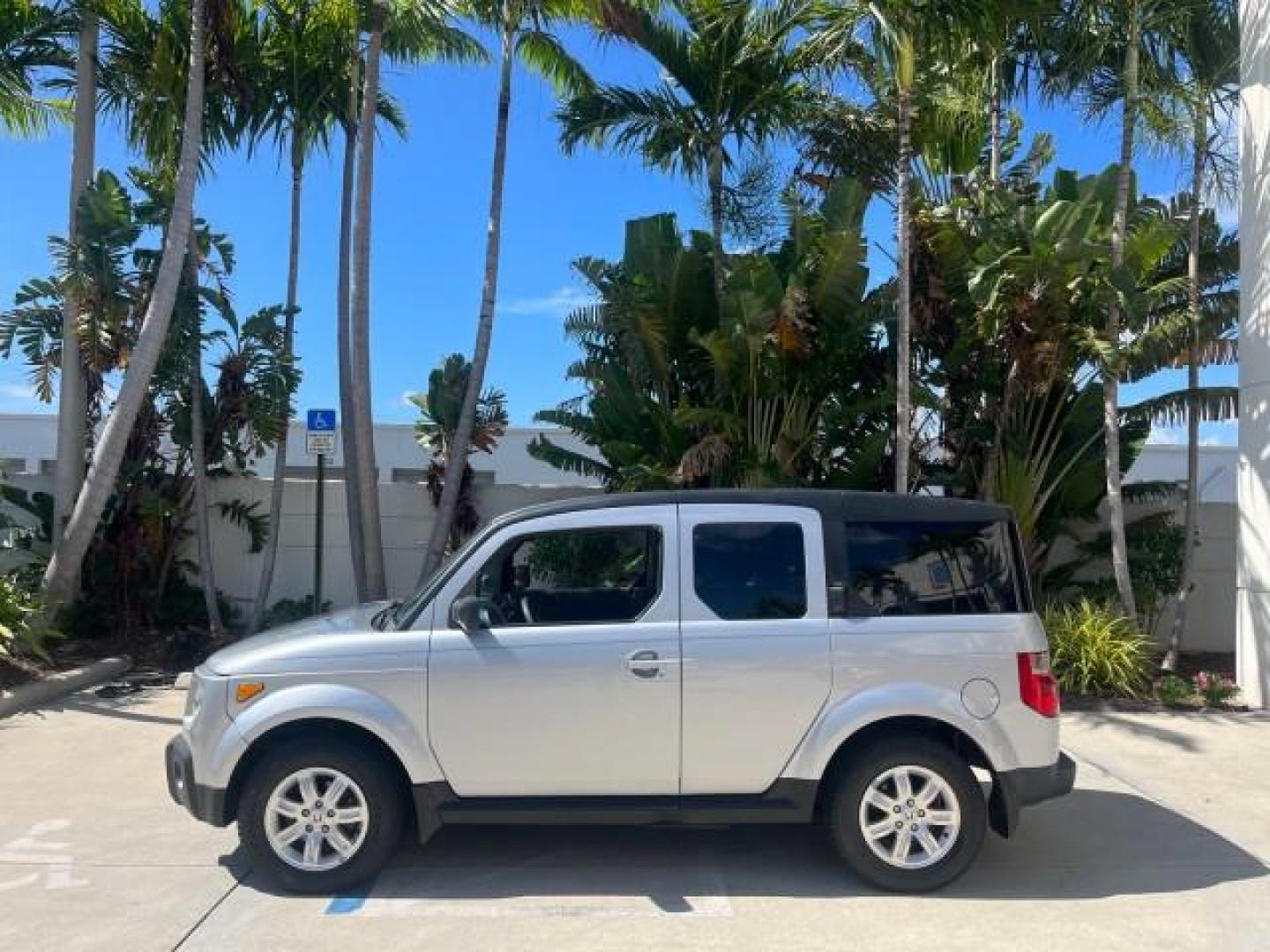 2006 Alabaster Silver Metallic /Gray/Blue Honda Element EX-P LOW MILES 36,980 (5J6YH18736L) with an 2.4L DOHC MPFI 16-Valve i-VTEC I4 Engine engine, Automatic transmission, located at 4701 North Dixie Hwy, Pompano Beach, FL, 33064, (954) 422-2889, 26.240938, -80.123474 - OUR WEBPAGE FLORIDACARS1.COM HAS OVER 100 PHOTOS AND FREE CARFAX LINK 2006 HONDA ELEMENT EX-P ROAD READY 2.4L I4 VIN: 5J6YH18736L011000 NO RECALLS 27 MPG 4 DOOR WAGON/SPORT UTILITY 1 OWNER 2.4L I4 F DOHC 16V LOW MILES 36,980 GASOLINE 17 SERVICE RECORDS FRONT WHEEL DRIVE Anti-Theft System Cruise Cont - Photo#4