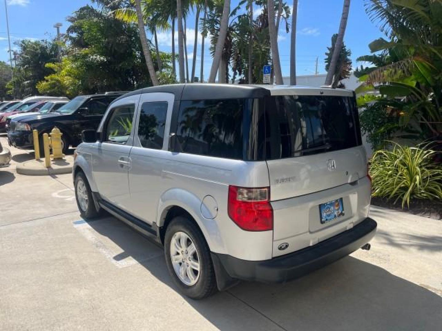 2006 Alabaster Silver Metallic /Gray/Blue Honda Element EX-P LOW MILES 36,980 (5J6YH18736L) with an 2.4L DOHC MPFI 16-Valve i-VTEC I4 Engine engine, Automatic transmission, located at 4701 North Dixie Hwy, Pompano Beach, FL, 33064, (954) 422-2889, 26.240938, -80.123474 - OUR WEBPAGE FLORIDACARS1.COM HAS OVER 100 PHOTOS AND FREE CARFAX LINK 2006 HONDA ELEMENT EX-P ROAD READY 2.4L I4 VIN: 5J6YH18736L011000 NO RECALLS 27 MPG 4 DOOR WAGON/SPORT UTILITY 1 OWNER 2.4L I4 F DOHC 16V LOW MILES 36,980 GASOLINE 17 SERVICE RECORDS FRONT WHEEL DRIVE Anti-Theft System Cruise Cont - Photo#5