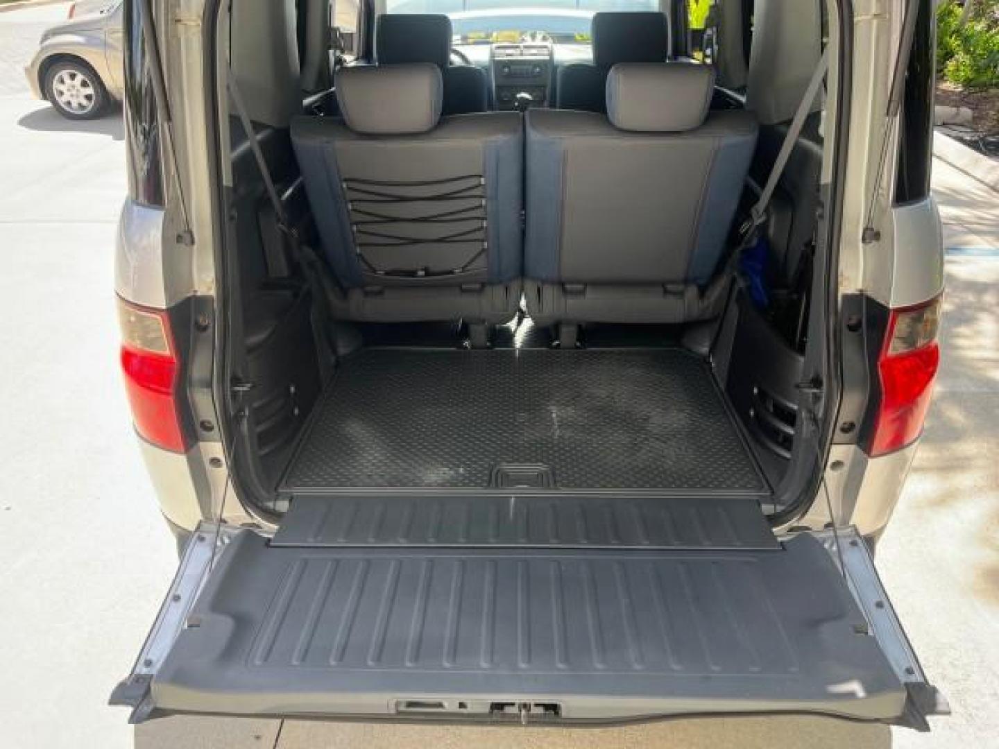 2006 Alabaster Silver Metallic /Gray/Blue Honda Element EX-P LOW MILES 36,980 (5J6YH18736L) with an 2.4L DOHC MPFI 16-Valve i-VTEC I4 Engine engine, Automatic transmission, located at 4701 North Dixie Hwy, Pompano Beach, FL, 33064, (954) 422-2889, 26.240938, -80.123474 - OUR WEBPAGE FLORIDACARS1.COM HAS OVER 100 PHOTOS AND FREE CARFAX LINK 2006 HONDA ELEMENT EX-P ROAD READY 2.4L I4 VIN: 5J6YH18736L011000 NO RECALLS 27 MPG 4 DOOR WAGON/SPORT UTILITY 1 OWNER 2.4L I4 F DOHC 16V LOW MILES 36,980 GASOLINE 17 SERVICE RECORDS FRONT WHEEL DRIVE Anti-Theft System Cruise Cont - Photo#64