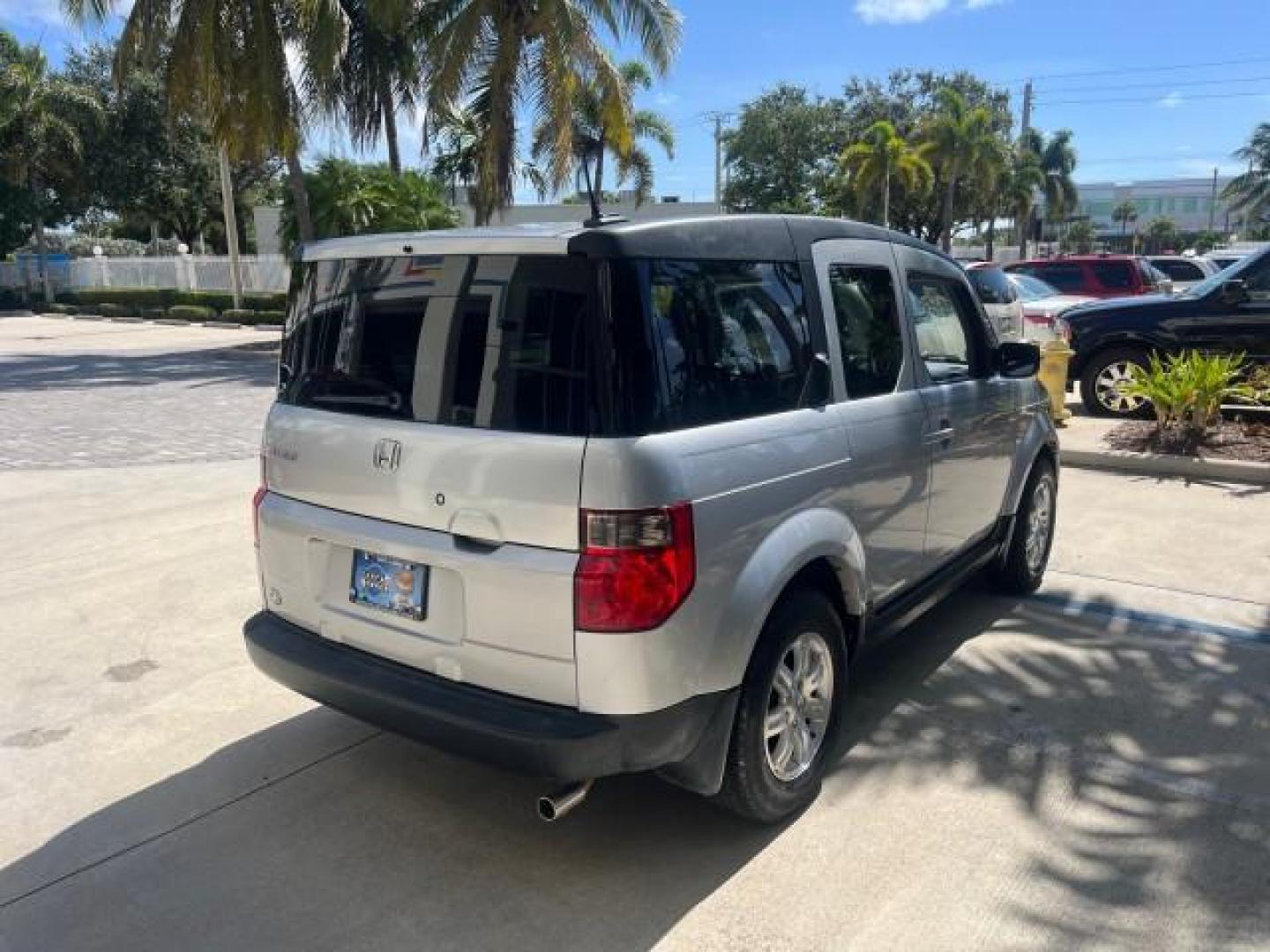 2006 Alabaster Silver Metallic /Gray/Blue Honda Element EX-P LOW MILES 36,980 (5J6YH18736L) with an 2.4L DOHC MPFI 16-Valve i-VTEC I4 Engine engine, Automatic transmission, located at 4701 North Dixie Hwy, Pompano Beach, FL, 33064, (954) 422-2889, 26.240938, -80.123474 - OUR WEBPAGE FLORIDACARS1.COM HAS OVER 100 PHOTOS AND FREE CARFAX LINK 2006 HONDA ELEMENT EX-P ROAD READY 2.4L I4 VIN: 5J6YH18736L011000 NO RECALLS 27 MPG 4 DOOR WAGON/SPORT UTILITY 1 OWNER 2.4L I4 F DOHC 16V LOW MILES 36,980 GASOLINE 17 SERVICE RECORDS FRONT WHEEL DRIVE Anti-Theft System Cruise Cont - Photo#7