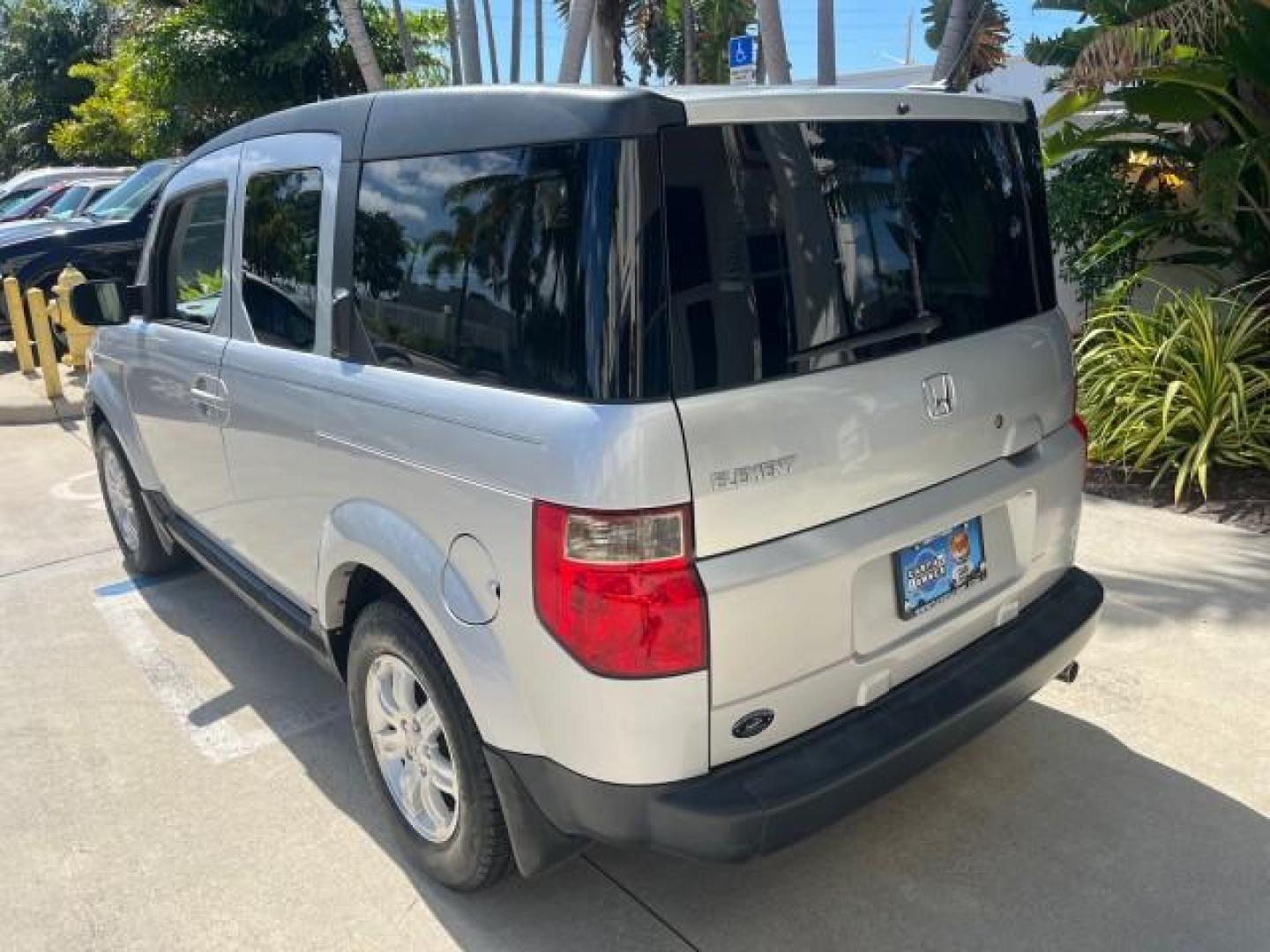 2006 Alabaster Silver Metallic /Gray/Blue Honda Element EX-P LOW MILES 36,980 (5J6YH18736L) with an 2.4L DOHC MPFI 16-Valve i-VTEC I4 Engine engine, Automatic transmission, located at 4701 North Dixie Hwy, Pompano Beach, FL, 33064, (954) 422-2889, 26.240938, -80.123474 - OUR WEBPAGE FLORIDACARS1.COM HAS OVER 100 PHOTOS AND FREE CARFAX LINK 2006 HONDA ELEMENT EX-P ROAD READY 2.4L I4 VIN: 5J6YH18736L011000 NO RECALLS 27 MPG 4 DOOR WAGON/SPORT UTILITY 1 OWNER 2.4L I4 F DOHC 16V LOW MILES 36,980 GASOLINE 17 SERVICE RECORDS FRONT WHEEL DRIVE Anti-Theft System Cruise Cont - Photo#96