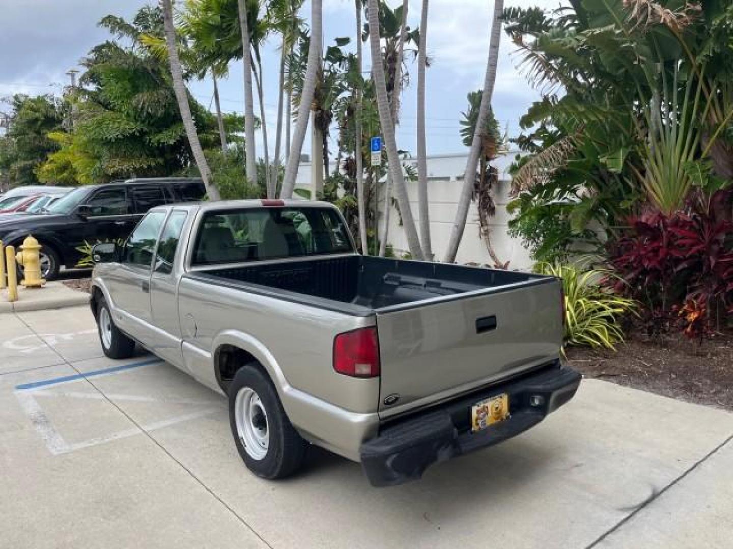 2002 Sandalwood Metallic /Medium Gray Chevrolet S-10 x cab LOW MILES 86,190 (1GCCS19W428) with an 4.3L Vortec 1000 SFI V6 Engine engine, Automatic transmission, located at 4701 North Dixie Hwy, Pompano Beach, FL, 33064, (954) 422-2889, 26.240938, -80.123474 - OUR WEBPAGE FLORIDACARS1.COM HAS OVER 100 PHOTOS AND FREE CARFAX LINK 2002 CHEVROLET S-10 ROAD READY 4.3L V6 VIN: 1GCCS19W428162948 NO ACCIDENTS 3 DOOR EXTENDED CAB PICKUP NO RECALLS 4.3L V6 F OHV 12V LOW MILES 86,190 GASOLINE 6.1 FT BED REAR WHEEL DRIVE WORK READY 6.1' Bed Length Anti-Theft System - Photo#5