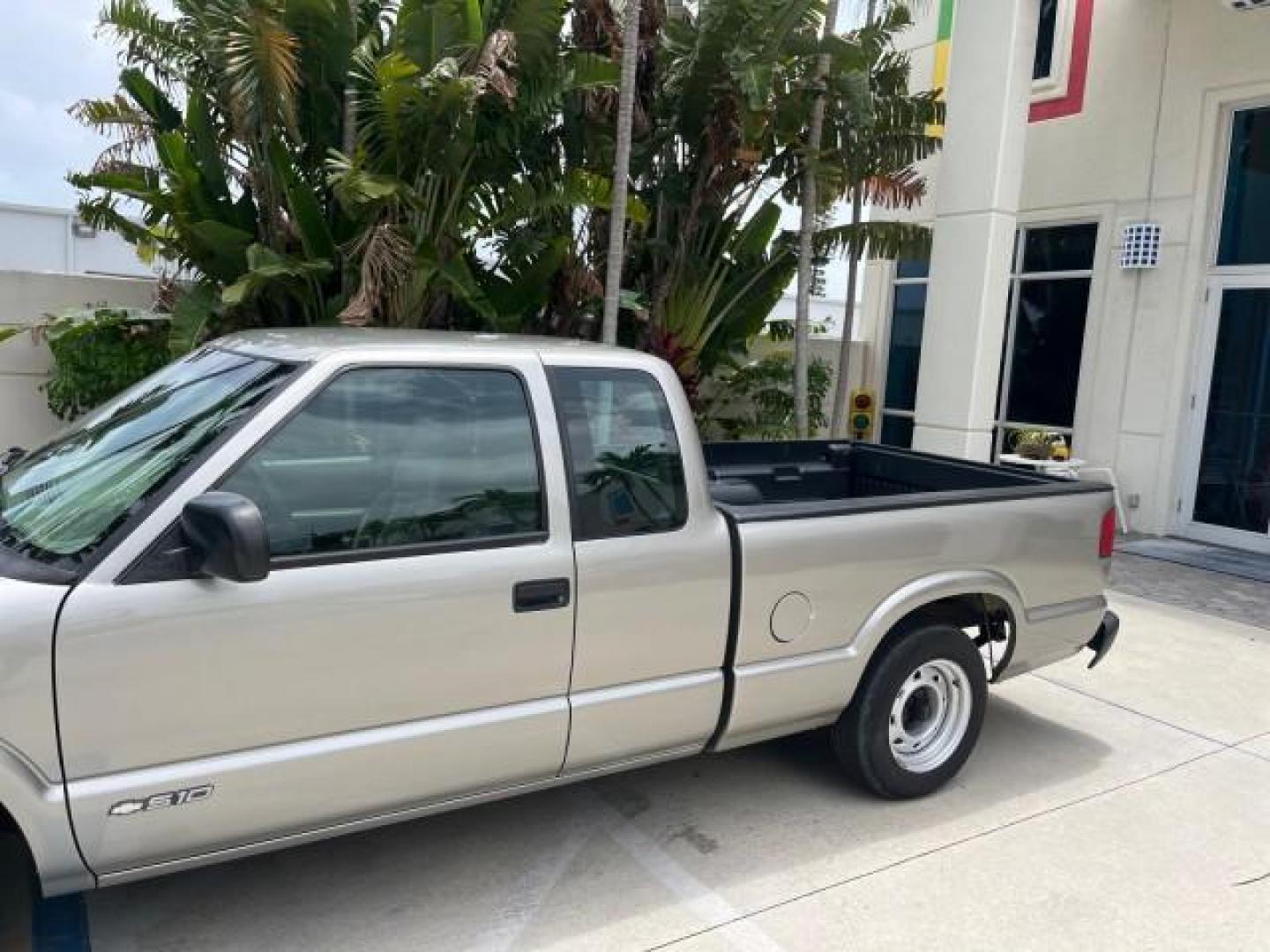 2002 Sandalwood Metallic /Medium Gray Chevrolet S-10 x cab LOW MILES 86,190 (1GCCS19W428) with an 4.3L Vortec 1000 SFI V6 Engine engine, Automatic transmission, located at 4701 North Dixie Hwy, Pompano Beach, FL, 33064, (954) 422-2889, 26.240938, -80.123474 - OUR WEBPAGE FLORIDACARS1.COM HAS OVER 100 PHOTOS AND FREE CARFAX LINK 2002 CHEVROLET S-10 ROAD READY 4.3L V6 VIN: 1GCCS19W428162948 NO ACCIDENTS 3 DOOR EXTENDED CAB PICKUP NO RECALLS 4.3L V6 F OHV 12V LOW MILES 86,190 GASOLINE 6.1 FT BED REAR WHEEL DRIVE WORK READY 6.1' Bed Length Anti-Theft System - Photo#67