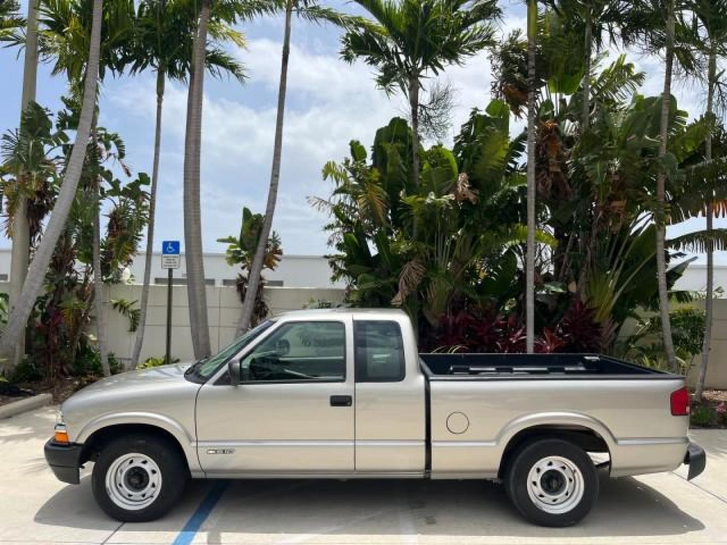 2002 Sandalwood Metallic /Medium Gray Chevrolet S-10 x cab LOW MILES 86,190 (1GCCS19W428) with an 4.3L Vortec 1000 SFI V6 Engine engine, Automatic transmission, located at 4701 North Dixie Hwy, Pompano Beach, FL, 33064, (954) 422-2889, 26.240938, -80.123474 - OUR WEBPAGE FLORIDACARS1.COM HAS OVER 100 PHOTOS AND FREE CARFAX LINK 2002 CHEVROLET S-10 ROAD READY 4.3L V6 VIN: 1GCCS19W428162948 NO ACCIDENTS 3 DOOR EXTENDED CAB PICKUP NO RECALLS 4.3L V6 F OHV 12V LOW MILES 86,190 GASOLINE 6.1 FT BED REAR WHEEL DRIVE WORK READY 6.1' Bed Length Anti-Theft System - Photo#88