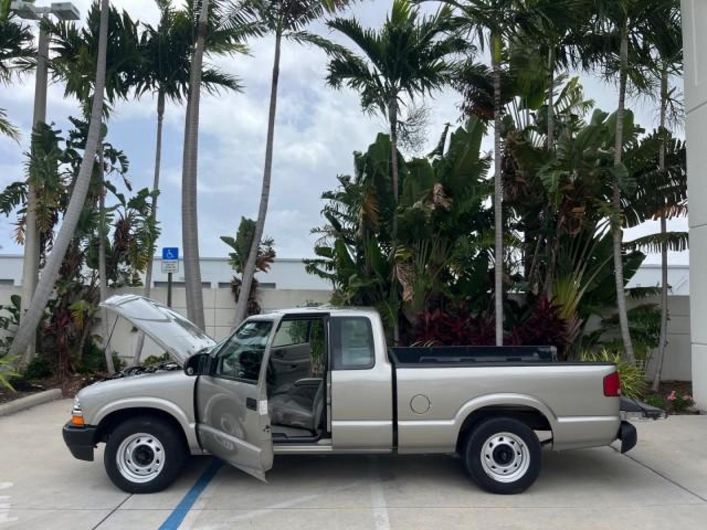 2002 Sandalwood Metallic /Medium Gray Chevrolet S-10 x cab LOW MILES 86,190 (1GCCS19W428) with an 4.3L Vortec 1000 SFI V6 Engine engine, Automatic transmission, located at 4701 North Dixie Hwy, Pompano Beach, FL, 33064, (954) 422-2889, 26.240938, -80.123474 - OUR WEBPAGE FLORIDACARS1.COM HAS OVER 100 PHOTOS AND FREE CARFAX LINK 2002 CHEVROLET S-10 ROAD READY 4.3L V6 VIN: 1GCCS19W428162948 NO ACCIDENTS 3 DOOR EXTENDED CAB PICKUP NO RECALLS 4.3L V6 F OHV 12V LOW MILES 86,190 GASOLINE 6.1 FT BED REAR WHEEL DRIVE WORK READY 6.1' Bed Length Anti-Theft System - Photo#8