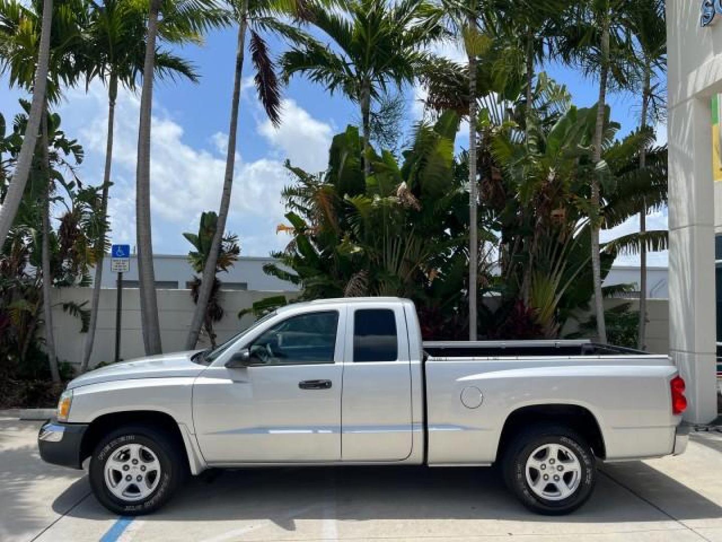 2005 Bright Silver Metallic /Med Slate Gray Dodge Dakota X CAB SLT LOW MILES 65,989 (1D7HE42KX5S) with an 3.7L V6 Magnum Engine engine, Automatic transmission, located at 4701 North Dixie Hwy, Pompano Beach, FL, 33064, (954) 422-2889, 26.240938, -80.123474 - OUR WEBPAGE FLORIDACARS1.COM HAS OVER 90 PHOTOS AND FREE CARFAX LINK 2005 DODGE DAKOTA SLT ROAD READY WORK READY VIN: 1D7HE42KX5S129990 FLORIDA OWNER 3.7L V6 CLUB CAB PICKUP LOW MILES 65,989 3.7L V6 F 6.6FT BED LENGHT GASOLINE POWER SEATS REAR WHEEL DRIVE POWER MIRRORS 6.6' Bed Length Alloy Wheels A - Photo#86