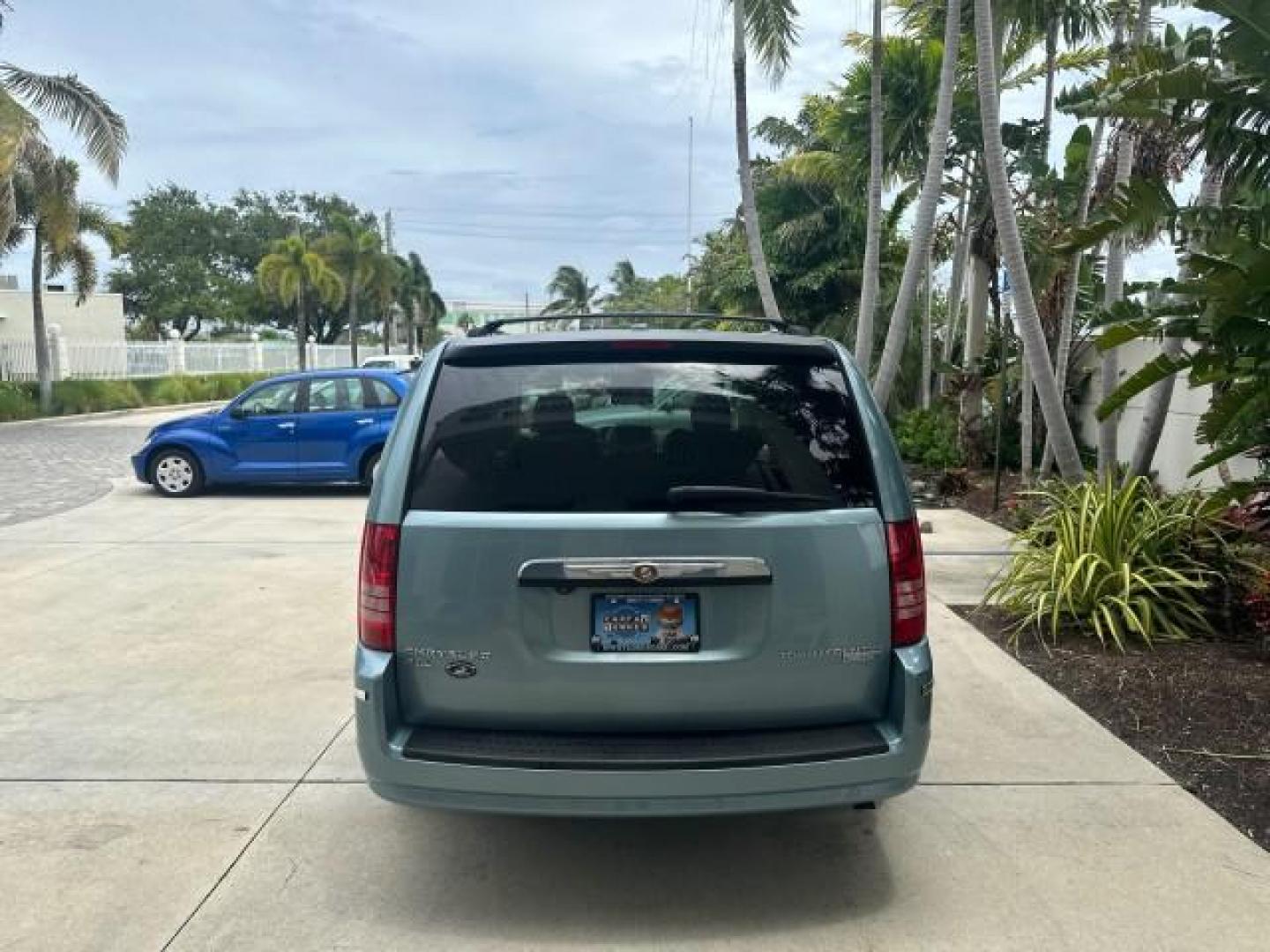 2009 Clearwater Blue Pearl /Medium slate gray/light shale Chrysler Town and Country 1 FL Limited LOW MILES 25,160 (2A8HR64X79R) with an 4.0L SOHC SMPI 24v V6 Engine engine, Automatic transmission, located at 4701 North Dixie Hwy, Pompano Beach, FL, 33064, (954) 422-2889, 26.240938, -80.123474 - OUR WEBPAGE FLORIDACARS1.COM HAS OVER 100 PHOTOS AND FREE CARFAX LINK 2009 CHRYSLER TOWN AND COUNTRY LIMITED ROAD READY 4.0L V6 VIN: 2A8HR64X79R614025 LOW MILES 25,160 VAN POWER SLIDING DOORS 4.0L V6 F SOHC 24V BACK UP CAMERA NAVIGATION GASOLINE LIMITED POWER LEATHER SEATS FRONT WHEEL DRIVE 23 SERVI - Photo#6