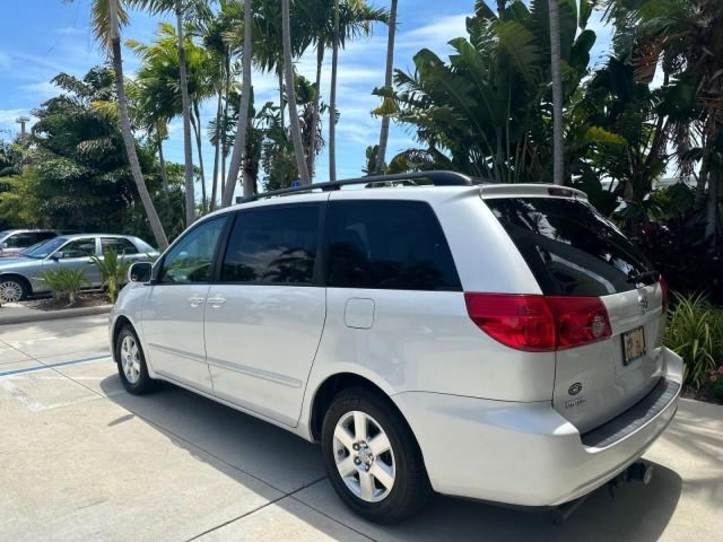 2008 Arctic Frost Pearl /Stone Toyota Sienna XLE LIMITED XLE LOW MILES (5TDZK22C18S) with an 3.5L DOHC 24-Valve VVT-i V6 Engine engine, Automatic transmission, located at 4701 North Dixie Hwy, Pompano Beach, FL, 33064, (954) 422-2889, 26.240938, -80.123474 - OUR WEBPAGE FLORIDACARS1.COM HAS OVER 100 PHOTOS AND FREE CARFAX LINK 2008 TOYOTA SIENNA XLE VIN: 5TDZK22C18S184457 5 T D Z K 2 2 C 1 8 S 1 8 4 4 5 7 VAN 3.5L V6 F DOHC 24V GASOLINE FRONT WHEEL DRIVE Top Features Alloy Wheels Quad Seats Fold-Away Third Row Rear Air Conditioning Front Seat Heaters Re - Photo#2