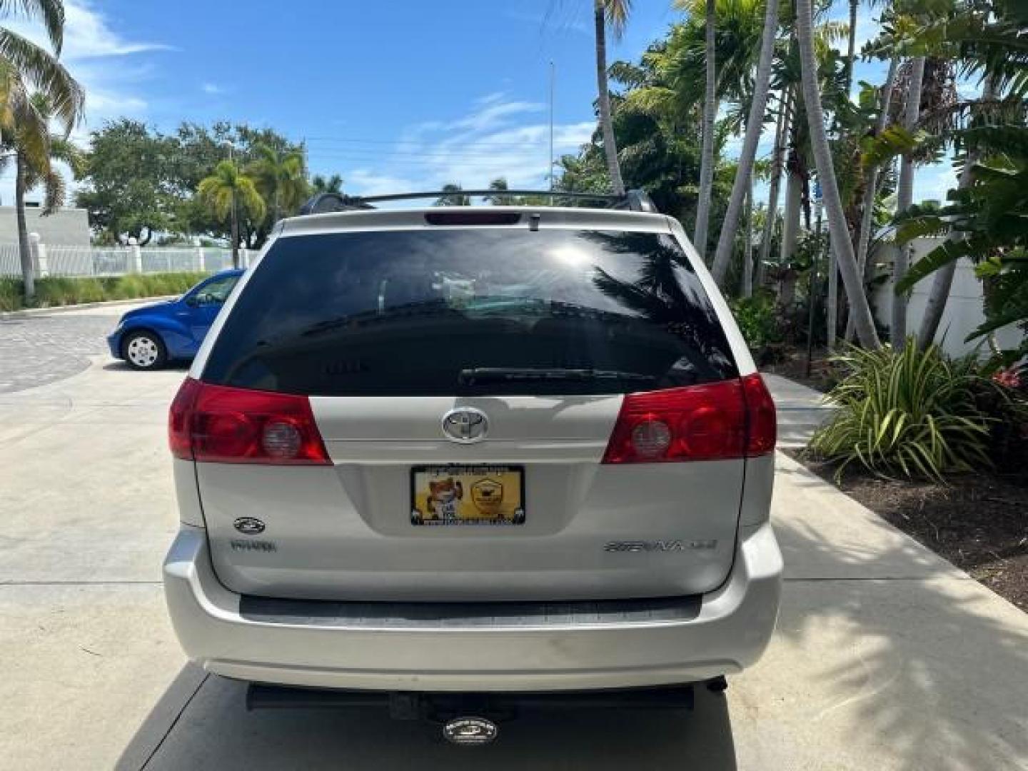 2008 Arctic Frost Pearl /Stone Toyota Sienna XLE LIMITED XLE LOW MILES (5TDZK22C18S) with an 3.5L DOHC 24-Valve VVT-i V6 Engine engine, Automatic transmission, located at 4701 North Dixie Hwy, Pompano Beach, FL, 33064, (954) 422-2889, 26.240938, -80.123474 - OUR WEBPAGE FLORIDACARS1.COM HAS OVER 100 PHOTOS AND FREE CARFAX LINK 2008 TOYOTA SIENNA XLE VIN: 5TDZK22C18S184457 5 T D Z K 2 2 C 1 8 S 1 8 4 4 5 7 VAN 3.5L V6 F DOHC 24V GASOLINE FRONT WHEEL DRIVE Top Features Alloy Wheels Quad Seats Fold-Away Third Row Rear Air Conditioning Front Seat Heaters Re - Photo#3