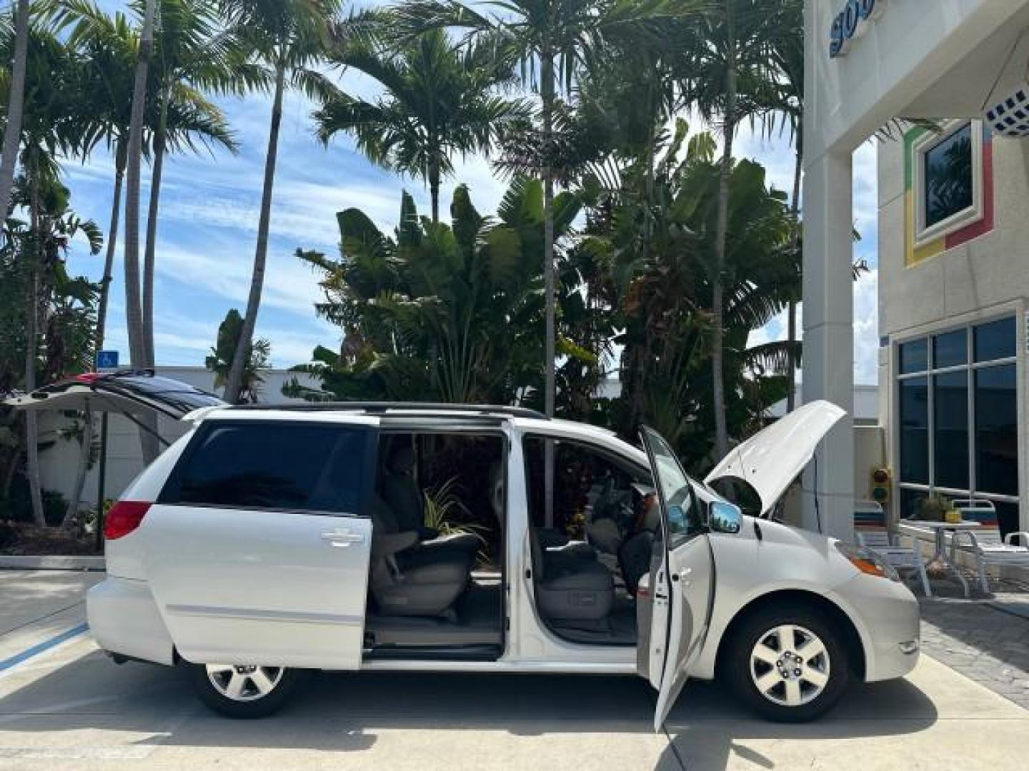 2008 Arctic Frost Pearl /Stone Toyota Sienna XLE LIMITED XLE LOW MILES (5TDZK22C18S) with an 3.5L DOHC 24-Valve VVT-i V6 Engine engine, Automatic transmission, located at 4701 North Dixie Hwy, Pompano Beach, FL, 33064, (954) 422-2889, 26.240938, -80.123474 - OUR WEBPAGE FLORIDACARS1.COM HAS OVER 100 PHOTOS AND FREE CARFAX LINK 2008 TOYOTA SIENNA XLE VIN: 5TDZK22C18S184457 5 T D Z K 2 2 C 1 8 S 1 8 4 4 5 7 VAN 3.5L V6 F DOHC 24V GASOLINE FRONT WHEEL DRIVE Top Features Alloy Wheels Quad Seats Fold-Away Third Row Rear Air Conditioning Front Seat Heaters Re - Photo#9