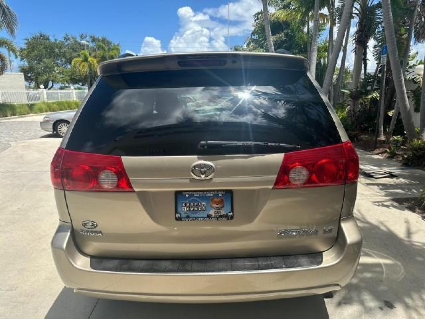 2006 Desert Sand Mica /Taupe Toyota Sienna LE VAN 1 FL LOW MILES (5TDZA23C56S) with an 3.3L 24-Valve SEFI DOHC VVT-i V6 Engine engine, Automatic transmission, located at 4701 North Dixie Hwy, Pompano Beach, FL, 33064, (954) 422-2889, 26.240938, -80.123474 - OUR WEBPAGE FLORIDACARS1.COM HAS OVER 100 PHOTOS AND FREE CARFAX LINK 2006 TOYOTA SIENNA CE 7 PASSENGER VIN: 5TDZA23C56S488549 5 T D Z A 2 3 C 5 6 S 4 8 8 5 4 9 VAN 3.3L V6 F DOHC 24V GASOLINE FRONT WHEEL DRIVE Top Features Alloy Wheels Quad Seats Fold-Away Third Row Rear Air Conditioning Front Seat - Photo#34