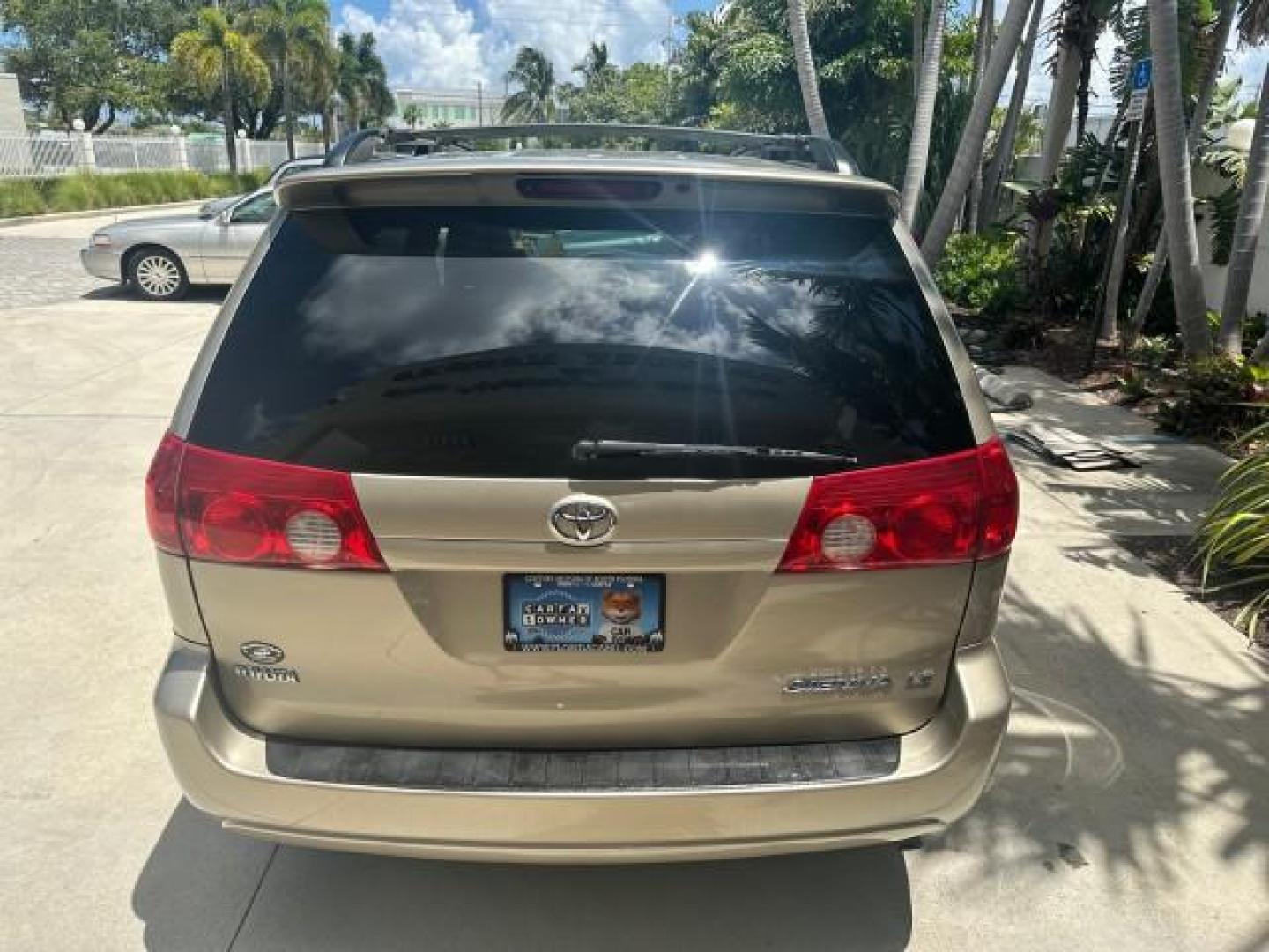 2006 Desert Sand Mica /Taupe Toyota Sienna LE VAN 1 FL LOW MILES (5TDZA23C56S) with an 3.3L 24-Valve SEFI DOHC VVT-i V6 Engine engine, Automatic transmission, located at 4701 North Dixie Hwy, Pompano Beach, FL, 33064, (954) 422-2889, 26.240938, -80.123474 - OUR WEBPAGE FLORIDACARS1.COM HAS OVER 100 PHOTOS AND FREE CARFAX LINK 2006 TOYOTA SIENNA CE 7 PASSENGER VIN: 5TDZA23C56S488549 5 T D Z A 2 3 C 5 6 S 4 8 8 5 4 9 VAN 3.3L V6 F DOHC 24V GASOLINE FRONT WHEEL DRIVE Top Features Alloy Wheels Quad Seats Fold-Away Third Row Rear Air Conditioning Front Seat - Photo#35