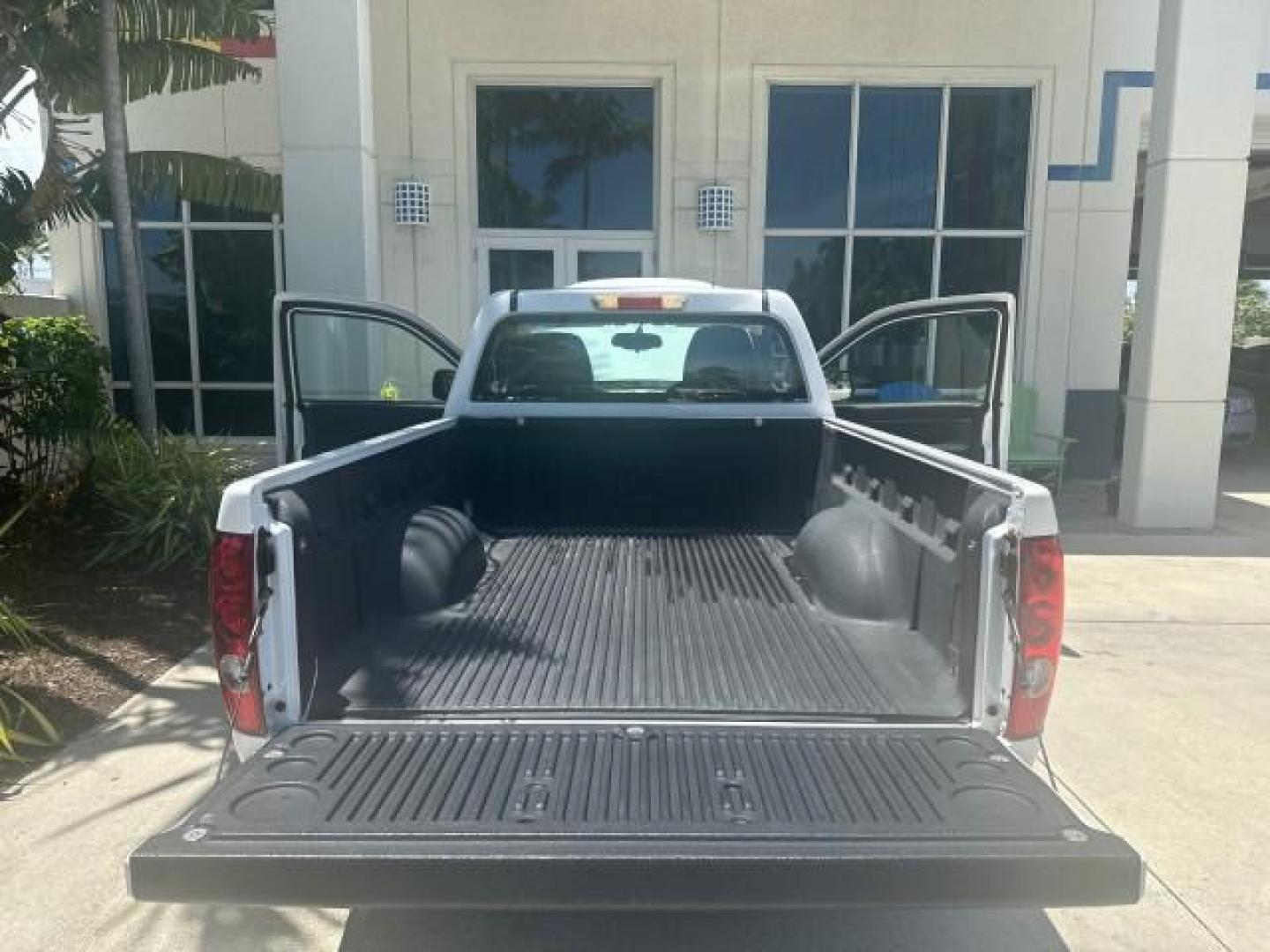 2011 Summit White /Medium Pewter GMC Canyon 1 FL PU LOW MILES 54,847 (1GTC5LF92B8) with an 2.9L DOHC 4-Cyl SFI Engine engine, Automatic transmission, located at 4701 North Dixie Hwy, Pompano Beach, FL, 33064, (954) 422-2889, 26.240938, -80.123474 - OUR WEBPAGE FLORIDACARS1.COM HAS OVER 90 PHOTOS AND FREE CARFAX LINK 2011 GMC CANYON WORK TRUCK 6 FT BED VIN: 1GTC5LF92B8110915 1 G T C 5 L F 9 2 B 8 1 1 0 9 1 5 PICKUP 2.9L I4 F DOHC 16V GASOLINE REAR WHEEL DRIVE THIS IS ONE OF THE NICEST GMC CANYON WE HAVE EVER LISTED RETIREE FLORIDA TITLE THIS IS - Photo#10