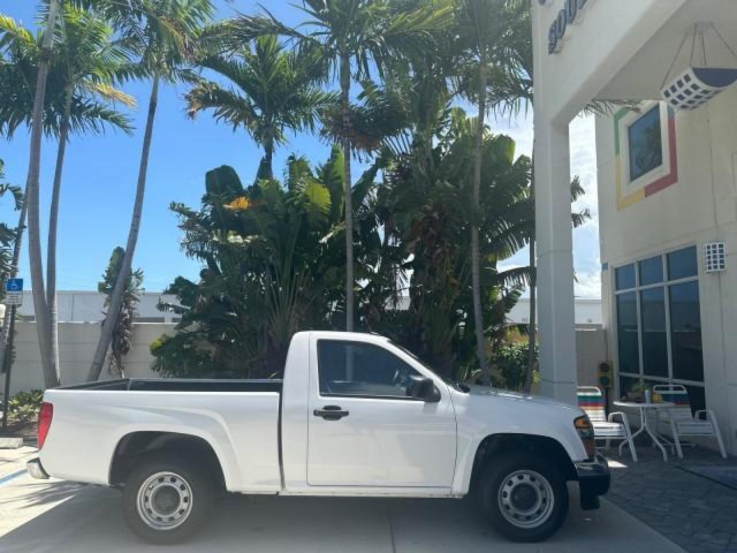 2011 Summit White /Medium Pewter GMC Canyon 1 FL PU LOW MILES 54,847 (1GTC5LF92B8) with an 2.9L DOHC 4-Cyl SFI Engine engine, Automatic transmission, located at 4701 North Dixie Hwy, Pompano Beach, FL, 33064, (954) 422-2889, 26.240938, -80.123474 - OUR WEBPAGE FLORIDACARS1.COM HAS OVER 90 PHOTOS AND FREE CARFAX LINK 2011 GMC CANYON WORK TRUCK 6 FT BED VIN: 1GTC5LF92B8110915 1 G T C 5 L F 9 2 B 8 1 1 0 9 1 5 PICKUP 2.9L I4 F DOHC 16V GASOLINE REAR WHEEL DRIVE THIS IS ONE OF THE NICEST GMC CANYON WE HAVE EVER LISTED RETIREE FLORIDA TITLE THIS IS - Photo#47