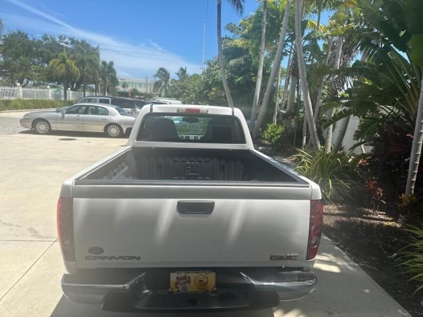 2011 Summit White /Medium Pewter GMC Canyon 1 FL PU LOW MILES 54,847 (1GTC5LF92B8) with an 2.9L DOHC 4-Cyl SFI Engine engine, Automatic transmission, located at 4701 North Dixie Hwy, Pompano Beach, FL, 33064, (954) 422-2889, 26.240938, -80.123474 - OUR WEBPAGE FLORIDACARS1.COM HAS OVER 90 PHOTOS AND FREE CARFAX LINK 2011 GMC CANYON WORK TRUCK 6 FT BED VIN: 1GTC5LF92B8110915 1 G T C 5 L F 9 2 B 8 1 1 0 9 1 5 PICKUP 2.9L I4 F DOHC 16V GASOLINE REAR WHEEL DRIVE THIS IS ONE OF THE NICEST GMC CANYON WE HAVE EVER LISTED RETIREE FLORIDA TITLE THIS IS - Photo#4