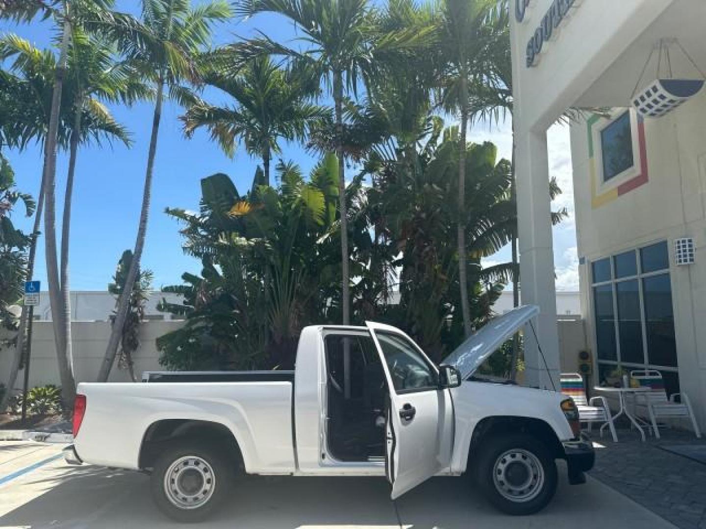 2011 Summit White /Medium Pewter GMC Canyon 1 FL PU LOW MILES 54,847 (1GTC5LF92B8) with an 2.9L DOHC 4-Cyl SFI Engine engine, Automatic transmission, located at 4701 North Dixie Hwy, Pompano Beach, FL, 33064, (954) 422-2889, 26.240938, -80.123474 - OUR WEBPAGE FLORIDACARS1.COM HAS OVER 90 PHOTOS AND FREE CARFAX LINK 2011 GMC CANYON WORK TRUCK 6 FT BED VIN: 1GTC5LF92B8110915 1 G T C 5 L F 9 2 B 8 1 1 0 9 1 5 PICKUP 2.9L I4 F DOHC 16V GASOLINE REAR WHEEL DRIVE THIS IS ONE OF THE NICEST GMC CANYON WE HAVE EVER LISTED RETIREE FLORIDA TITLE THIS IS - Photo#52