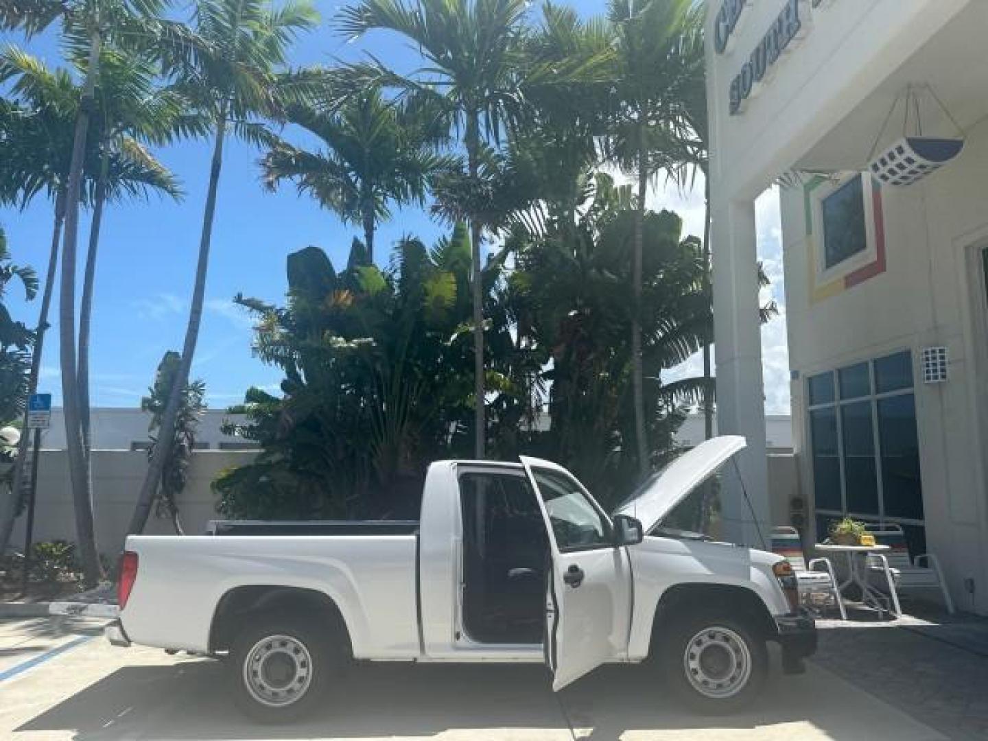 2011 Summit White /Medium Pewter GMC Canyon 1 FL PU LOW MILES 54,847 (1GTC5LF92B8) with an 2.9L DOHC 4-Cyl SFI Engine engine, Automatic transmission, located at 4701 North Dixie Hwy, Pompano Beach, FL, 33064, (954) 422-2889, 26.240938, -80.123474 - OUR WEBPAGE FLORIDACARS1.COM HAS OVER 90 PHOTOS AND FREE CARFAX LINK 2011 GMC CANYON WORK TRUCK 6 FT BED VIN: 1GTC5LF92B8110915 1 G T C 5 L F 9 2 B 8 1 1 0 9 1 5 PICKUP 2.9L I4 F DOHC 16V GASOLINE REAR WHEEL DRIVE THIS IS ONE OF THE NICEST GMC CANYON WE HAVE EVER LISTED RETIREE FLORIDA TITLE THIS IS - Photo#8