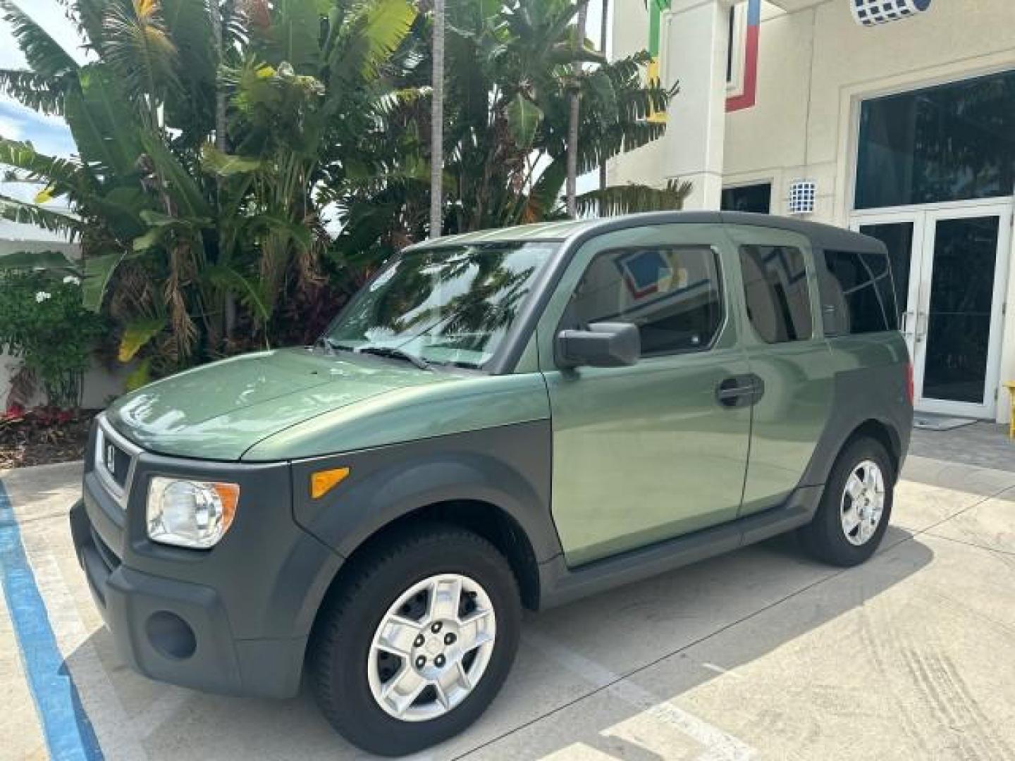 2005 Galapogos Green Metallic /Gray/Green Honda Element LX 1 FL 18 SERVICES (5J6YH18315L) with an 2.4L DOHC MPFI 16-Valve i-VTEC I4 Engine engine, Automatic transmission, located at 4701 North Dixie Hwy, Pompano Beach, FL, 33064, (954) 422-2889, 26.240938, -80.123474 - OUR WEBPAGE FLORIDACARS1.COM HAS OVER 100 PHOTOS AND FREE CARFAX LINK 2005 HONDA ELEMENT LX VIN: 5J6YH18315L000038 5 J 6 Y H 1 8 3 1 5 L 0 0 0 0 3 8 4 DOOR WAGON/SPORT UTILITY 2.4L I4 F DOHC 16V GASOLINE FRONT WHEEL DRIVE THIS IS ONE OF THE NICEST HONDA S WE HAVE EVER LISTED RETIREE 1 OWNER FLORIDA - Photo#28