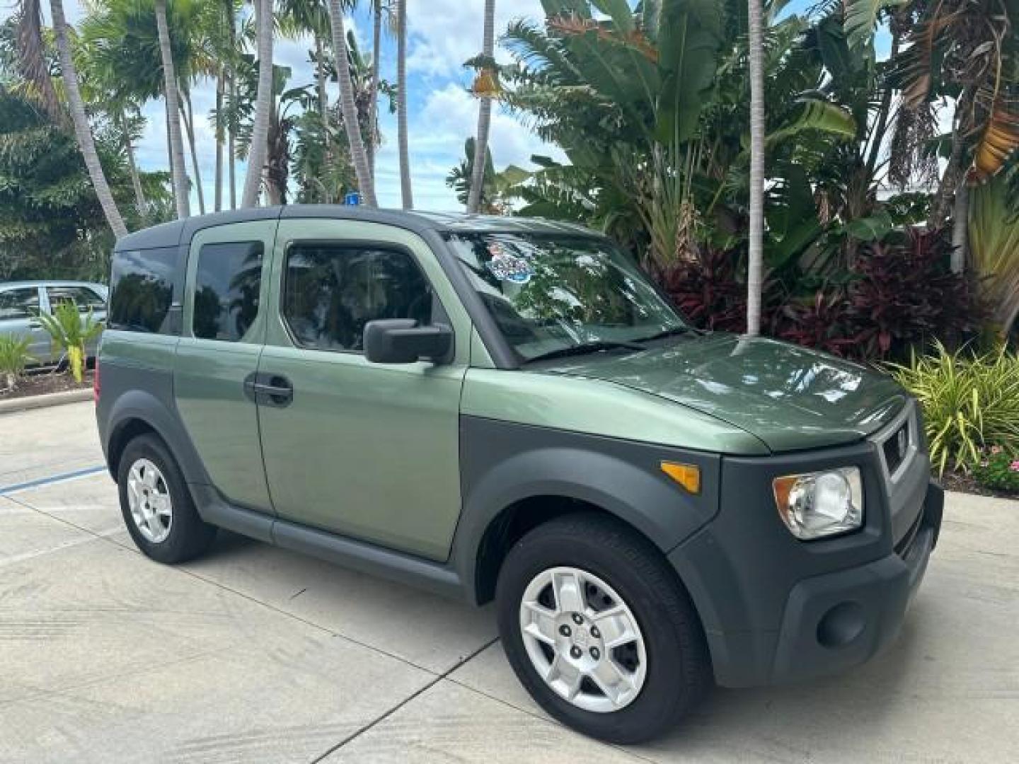 2005 Galapogos Green Metallic /Gray/Green Honda Element LX 1 FL 18 SERVICES (5J6YH18315L) with an 2.4L DOHC MPFI 16-Valve i-VTEC I4 Engine engine, Automatic transmission, located at 4701 North Dixie Hwy, Pompano Beach, FL, 33064, (954) 422-2889, 26.240938, -80.123474 - OUR WEBPAGE FLORIDACARS1.COM HAS OVER 100 PHOTOS AND FREE CARFAX LINK 2005 HONDA ELEMENT LX VIN: 5J6YH18315L000038 5 J 6 Y H 1 8 3 1 5 L 0 0 0 0 3 8 4 DOOR WAGON/SPORT UTILITY 2.4L I4 F DOHC 16V GASOLINE FRONT WHEEL DRIVE THIS IS ONE OF THE NICEST HONDA S WE HAVE EVER LISTED RETIREE 1 OWNER FLORIDA - Photo#2