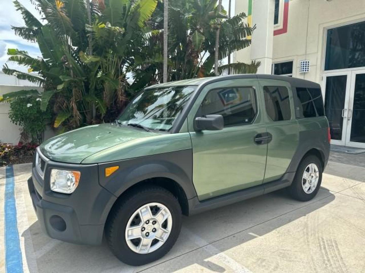 2005 Galapogos Green Metallic /Gray/Green Honda Element LX 1 FL 18 SERVICES (5J6YH18315L) with an 2.4L DOHC MPFI 16-Valve i-VTEC I4 Engine engine, Automatic transmission, located at 4701 North Dixie Hwy, Pompano Beach, FL, 33064, (954) 422-2889, 26.240938, -80.123474 - OUR WEBPAGE FLORIDACARS1.COM HAS OVER 100 PHOTOS AND FREE CARFAX LINK 2005 HONDA ELEMENT LX VIN: 5J6YH18315L000038 5 J 6 Y H 1 8 3 1 5 L 0 0 0 0 3 8 4 DOOR WAGON/SPORT UTILITY 2.4L I4 F DOHC 16V GASOLINE FRONT WHEEL DRIVE THIS IS ONE OF THE NICEST HONDA S WE HAVE EVER LISTED RETIREE 1 OWNER FLORIDA - Photo#37